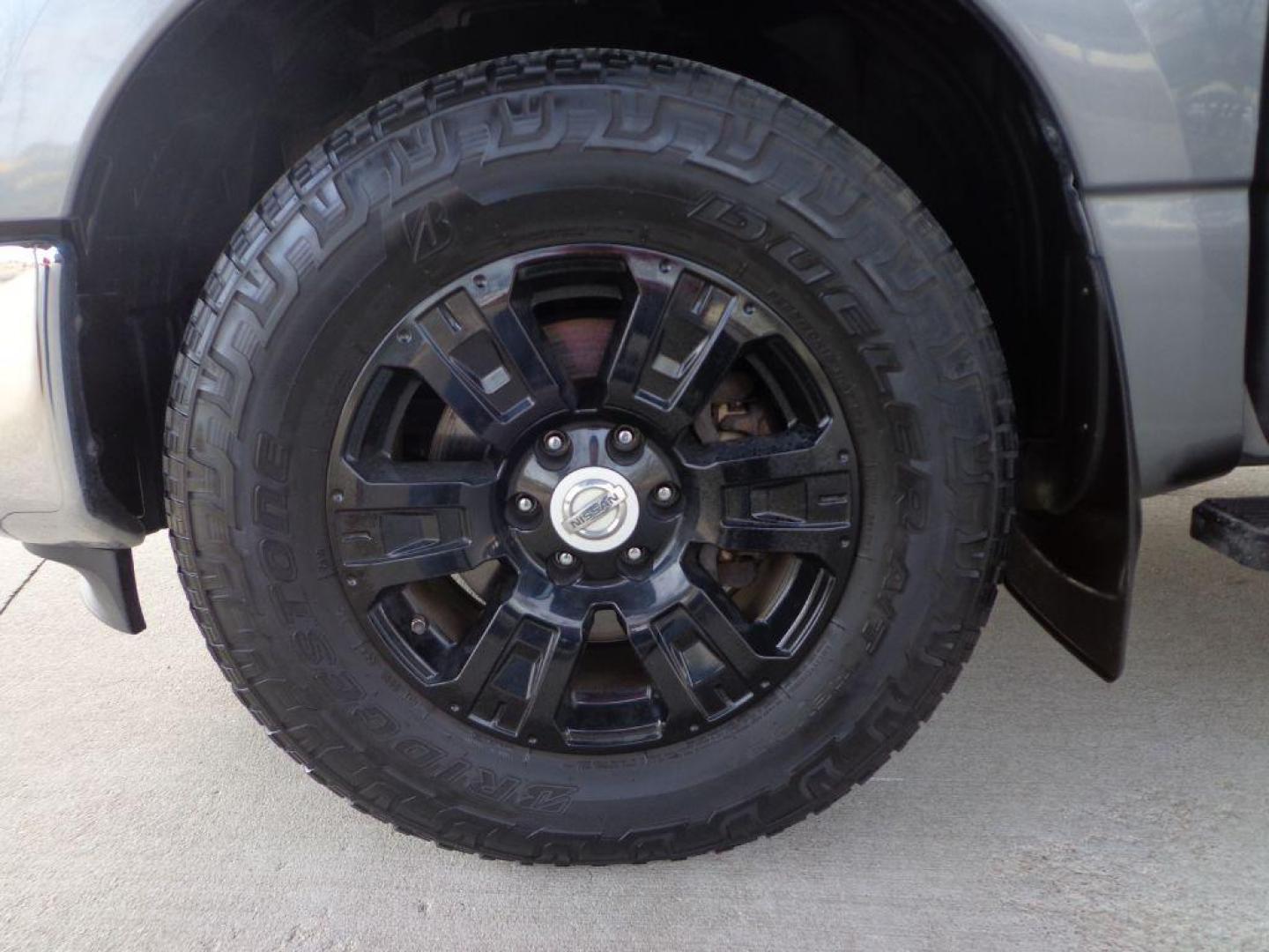 2018 GRAY NISSAN TITAN SV (1N6AA1EJ1JN) with an 5.6L engine, Automatic transmission, located at 6610 L St., Omaha, NE, 68117, (402) 731-7800, 41.212872, -96.014702 - SHARP 2-OWNER, CLEAN CARFAX, LOW MILEAGE WITH NEWER TIRES! *****We have found that most customers do the majority of their shopping online before visiting a dealership. For this reason we feel it necessary to have a competitive price on our used vehicles right up front. We spend time research - Photo#7