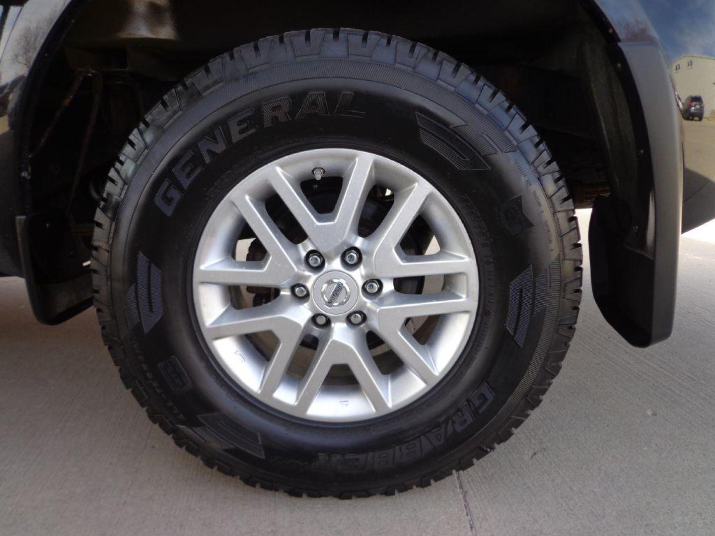 2015 BLACK NISSAN FRONTIER SV (1N6AD0CW6FN) with an 4.0L engine, Automatic transmission, located at 6610 L St., Omaha, NE, 68117, (402) 731-7800, 41.212872, -96.014702 - SHARP 2-OWNER, CLEAN CARFAX, LOW MILEAGE AND NEWER TIRES! *****We have found that most customers do the majority of their shopping online before visiting a dealership. For this reason we feel it necessary to have a competitive price on our used vehicles right up front. We spend time researching - Photo#10
