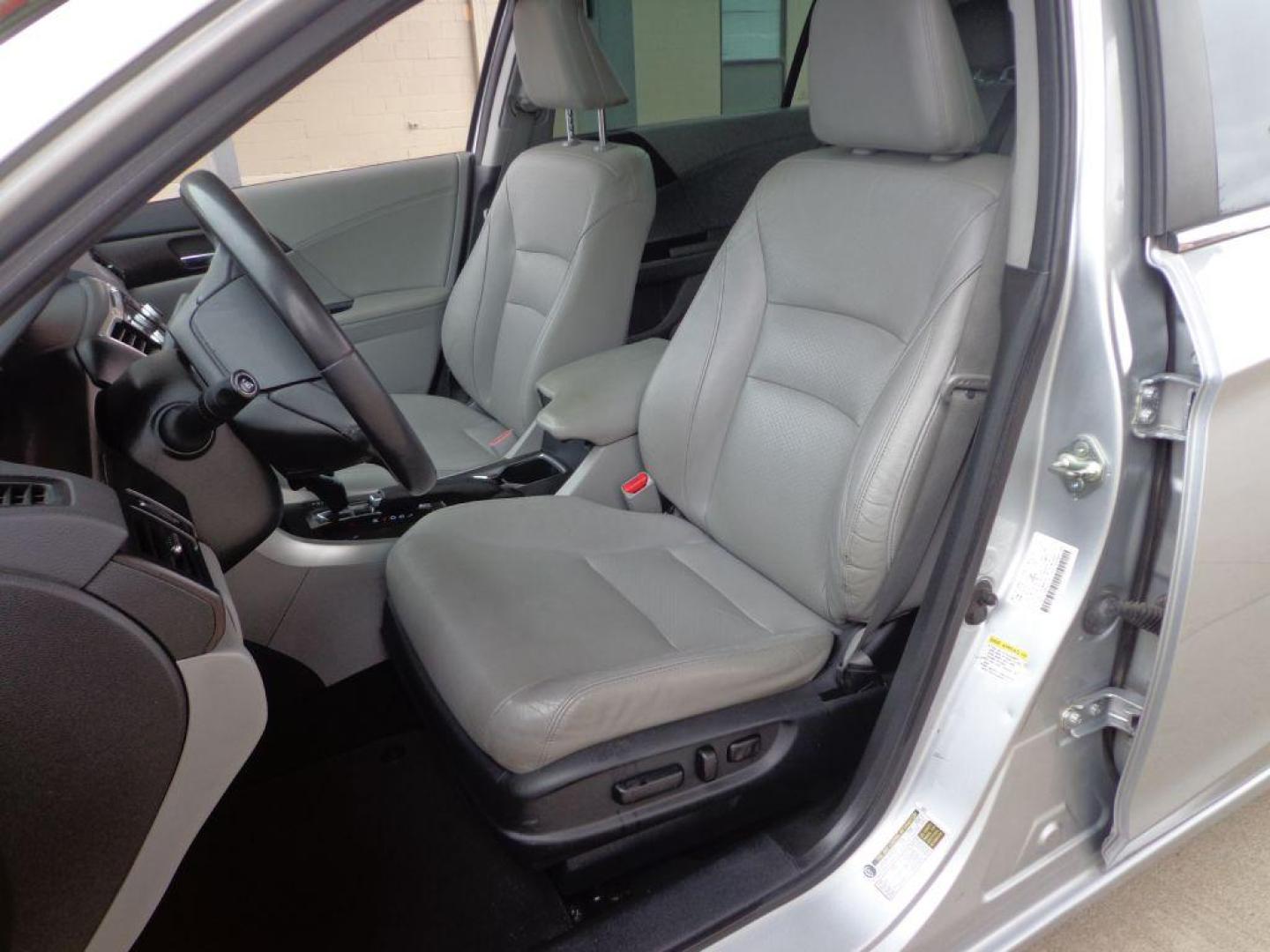 2013 SILVER HONDA ACCORD EXL (1HGCR2F86DA) with an 2.4L engine, Continuously Variable transmission, located at 6610 L St., Omaha, NE, 68117, (402) 731-7800, 41.212872, -96.014702 - Photo#13