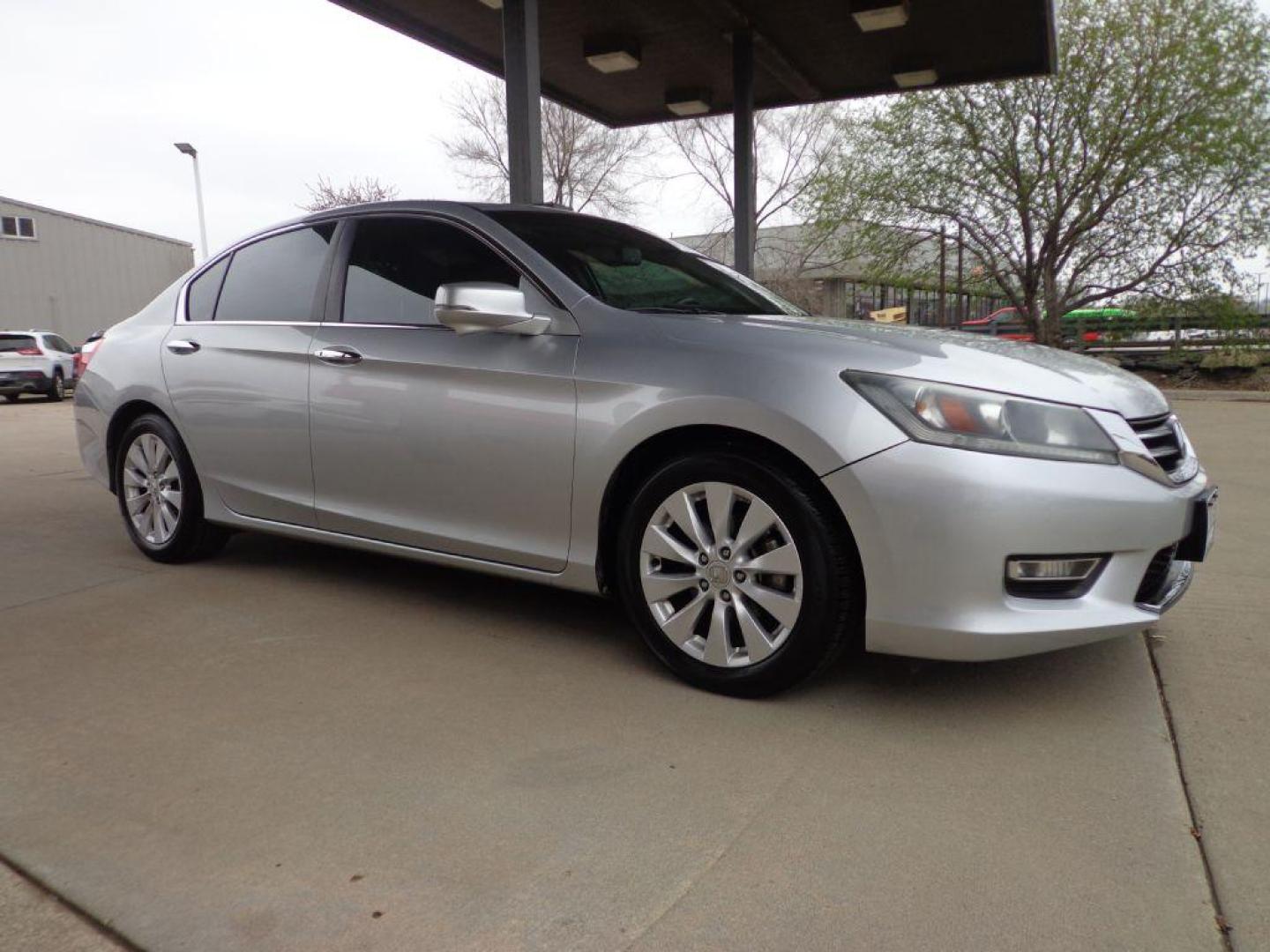 2013 SILVER HONDA ACCORD EXL (1HGCR2F86DA) with an 2.4L engine, Continuously Variable transmission, located at 6610 L St., Omaha, NE, 68117, (402) 731-7800, 41.212872, -96.014702 - Photo#2