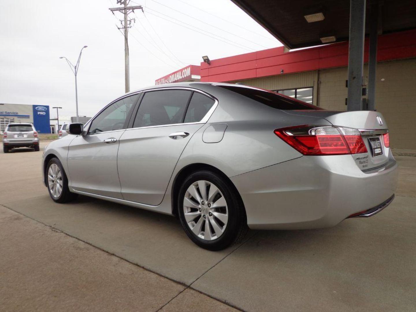 2013 SILVER HONDA ACCORD EXL (1HGCR2F86DA) with an 2.4L engine, Continuously Variable transmission, located at 6610 L St., Omaha, NE, 68117, (402) 731-7800, 41.212872, -96.014702 - Photo#5