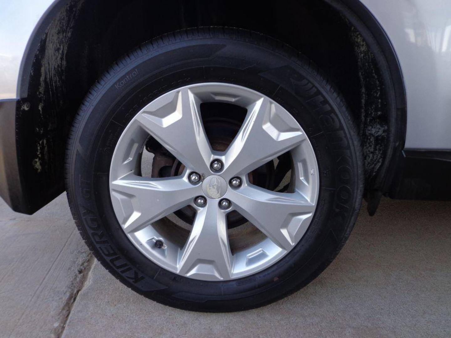 2016 SILVER SUBARU FORESTER 2.5I LIMITED (JF2SJARC7GH) with an 2.5L engine, Continuously Variable transmission, located at 6610 L St., Omaha, NE, 68117, (402) 731-7800, 41.212872, -96.014702 - Photo#9