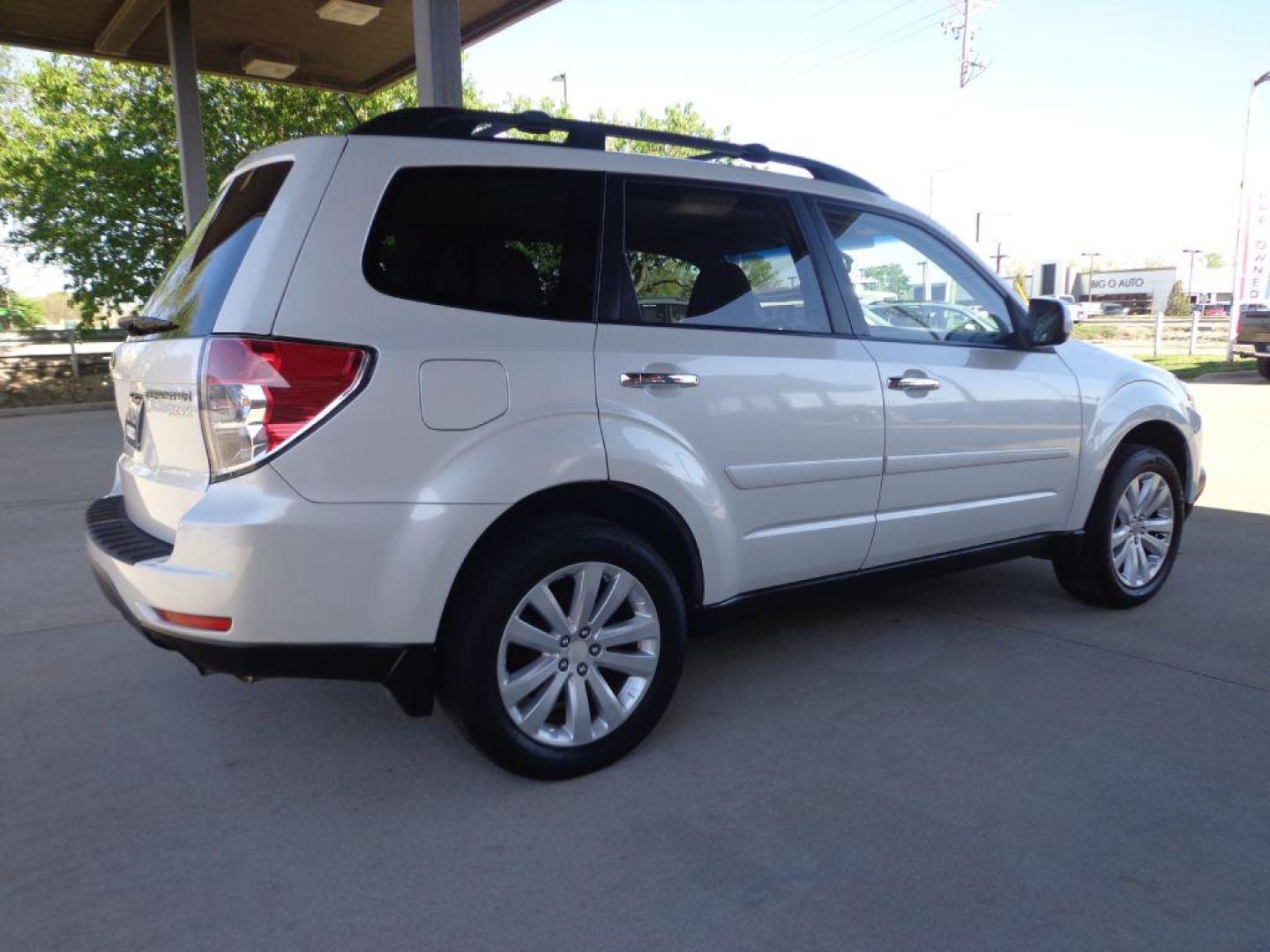 2012 WHITE SUBARU FORESTER 2.5X PREMIUM (JF2SHADC2CH) with an 2.5L engine, Automatic transmission, located at 6610 L St., Omaha, NE, 68117, (402) 731-7800, 41.212872, -96.014702 - 2-OWNER, CLEAN CARFAX, LOW MILEAGE, RUST FREE, SUNROOF, HEATED SEATS AND NEWER TIRES! *****We have found that most customers do the majority of their shopping online before visiting a dealership. For this reason we feel it necessary to have a competitive price on our used vehicles right up fron - Photo#3