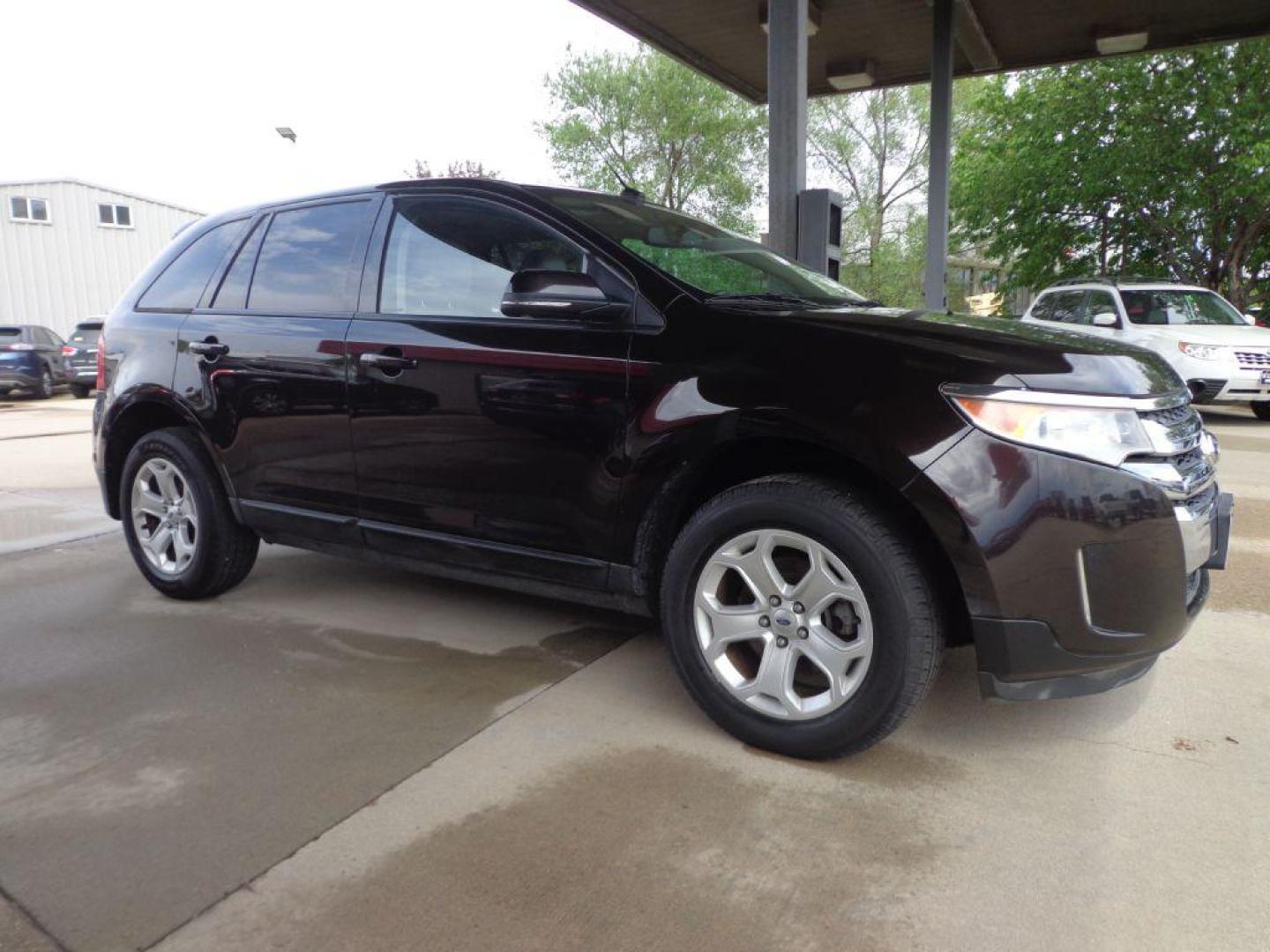 2013 BROWN FORD EDGE SEL (2FMDK4JC8DB) with an 3.5L engine, Automatic transmission, located at 6610 L St., Omaha, NE, 68117, (402) 731-7800, 41.212872, -96.014702 - CLEAN CARFAX, LOW MILEAGE, PANORAMIC SUNROOF, HEATED LEATHER AND NEWER TIRES! *****We have found that most customers do the majority of their shopping online before visiting a dealership. For this reason we feel it necessary to have a competitive price on our used vehicles right up front. We sp - Photo#2