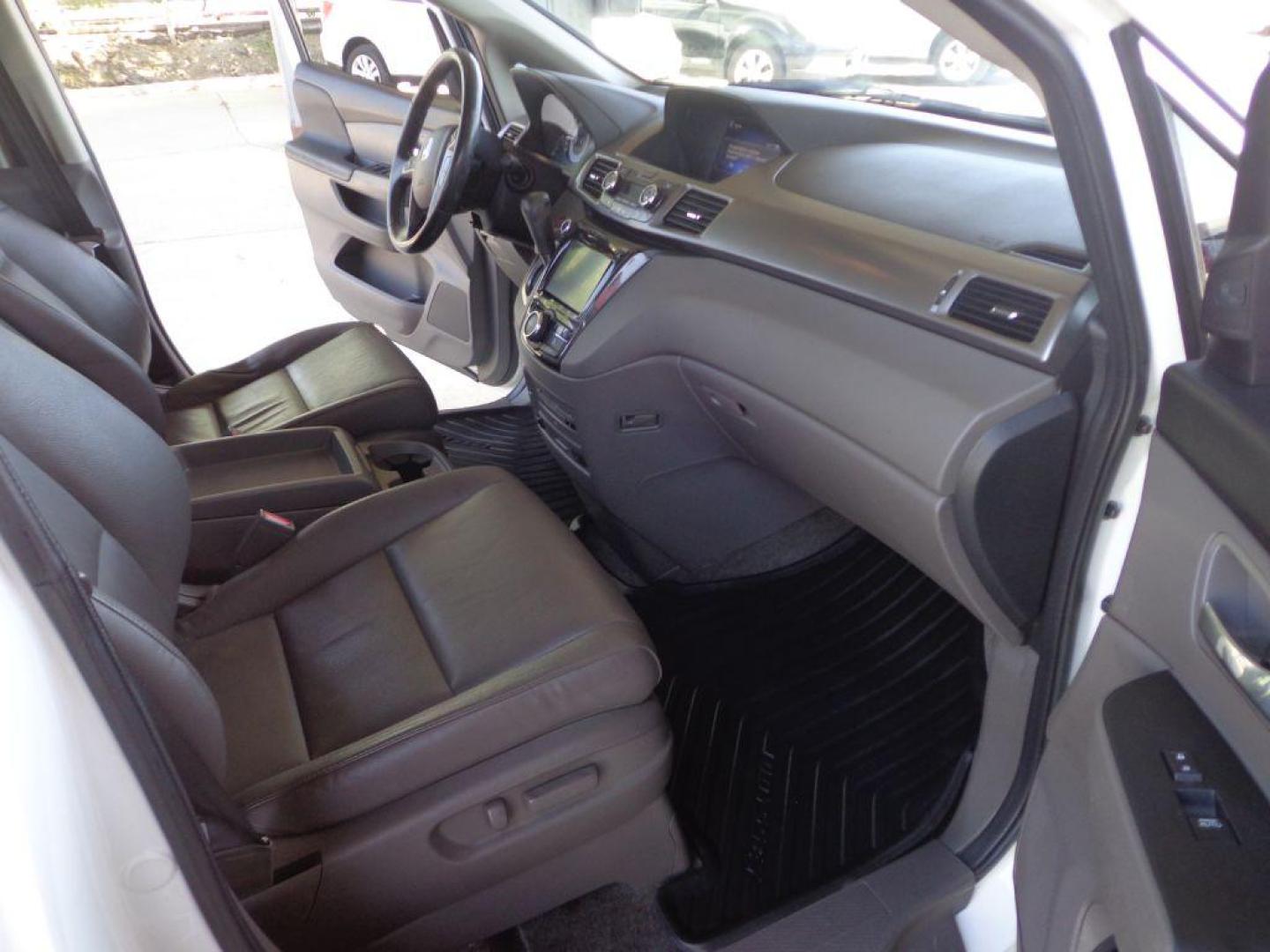 2016 WHITE HONDA ODYSSEY TOURING ELITE (5FNRL5H96GB) with an 3.5L engine, Automatic transmission, located at 6610 L St., Omaha, NE, 68117, (402) 731-7800, 41.212872, -96.014702 - 2-OWNER, CLEAN CARFAX, LOW MILEAGE, LOADED WITH OPTIONS AND NEWER TIRES! *****We have found that most customers do the majority of their shopping online before visiting a dealership. For this reason we feel it necessary to have a competitive price on our used vehicles right up front. We spend - Photo#17