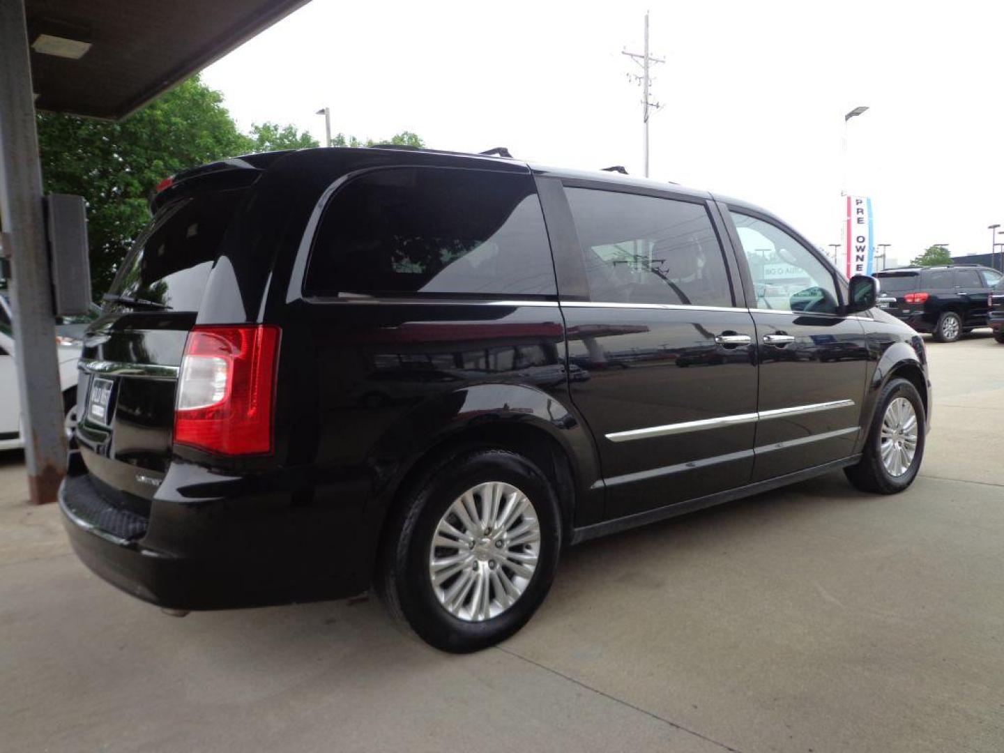 2015 BLACK CHRYSLER TOWN and COUNTRY LIMITED PLATINUM (2C4RC1GG3FR) with an 3.6L engine, Automatic transmission, located at 6610 L St., Omaha, NE, 68117, (402) 731-7800, 41.212872, -96.014702 - 2- OWNER, CLEAN CARFAX, LOW MILEAGE, LOADED WITH DUAL SCREEN REAR ENTERTAINMENT, SUNROOF, NAV, BACKUP CAM AND NEWER TIRES. *****We have found that most customers do the majority of their shopping online before visiting a dealership. For this reason we feel it necessary to have a competitive pr - Photo#4