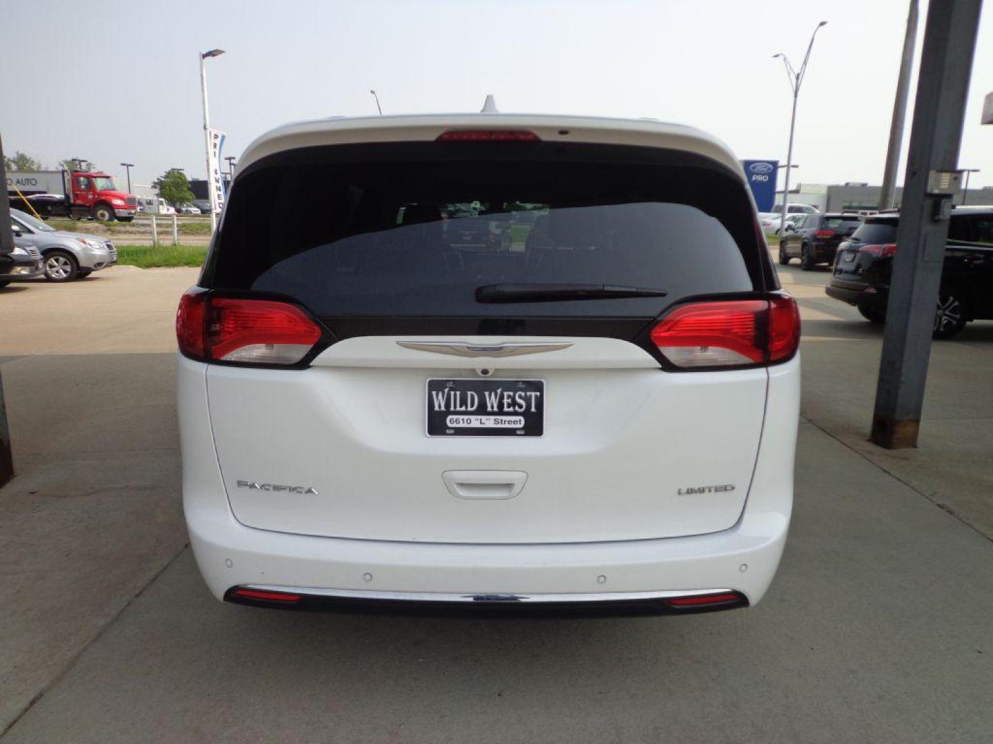 2017 WHITE CHRYSLER PACIFICA LIMITED (2C4RC1GG4HR) with an 3.6L engine, Automatic transmission, located at 6610 L St., Omaha, NE, 68117, (402) 731-7800, 41.212872, -96.014702 - 1-OWNER, CLEAN CARFAX, LOW MILEAGE, PANORAMIC ROOF, REAR ENTERTAINMENT, PREMIUM AUDIO, BLIND SPOT, PARK SENCE, COOLED FRONT SEATS, NEWER TIRES AND MUCH MORE! *****We have found that most customers do the majority of their shopping online before visiting a dealership. For this reason we feel it - Photo#4