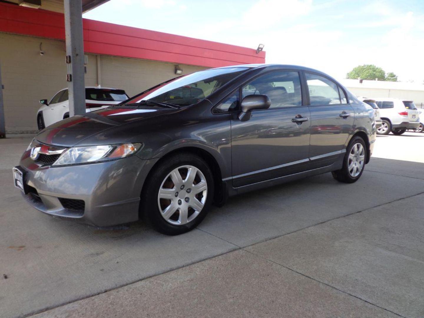 2009 GRAY HONDA CIVIC LX (19XFA16539E) with an 1.8L engine, Automatic transmission, located at 6610 L St., Omaha, NE, 68117, (402) 731-7800, 41.212872, -96.014702 - 2-OWNER TRADE-IN, CLEAN CARFAX, PRE-INSPECTED, RUNS AND DRIVES GREAT! *****We have found that most customers do the majority of their shopping online before visiting a dealership. For this reason we feel it necessary to have a competitive price on our used vehicles right up front. We spend tim - Photo#0
