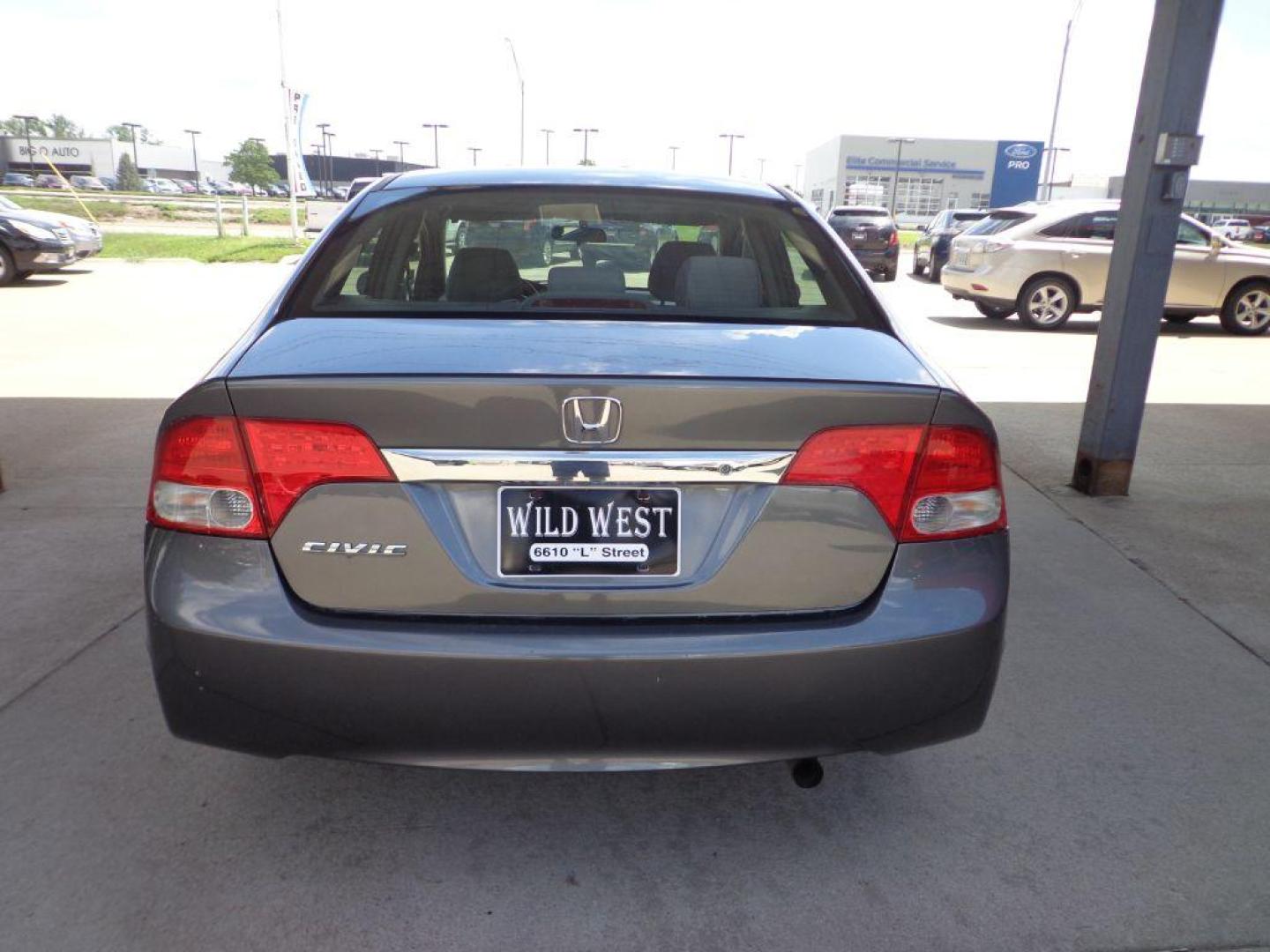 2009 GRAY HONDA CIVIC LX (19XFA16539E) with an 1.8L engine, Automatic transmission, located at 6610 L St., Omaha, NE, 68117, (402) 731-7800, 41.212872, -96.014702 - 2-OWNER TRADE-IN, CLEAN CARFAX, PRE-INSPECTED, RUNS AND DRIVES GREAT! *****We have found that most customers do the majority of their shopping online before visiting a dealership. For this reason we feel it necessary to have a competitive price on our used vehicles right up front. We spend tim - Photo#4