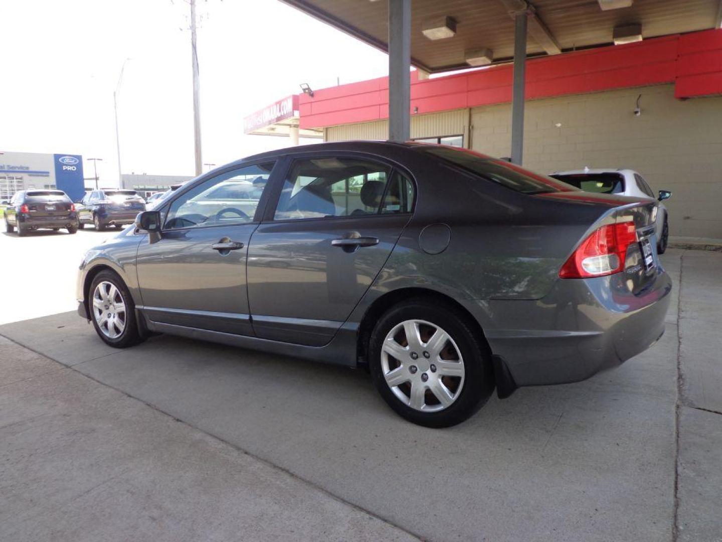 2009 GRAY HONDA CIVIC LX (19XFA16539E) with an 1.8L engine, Automatic transmission, located at 6610 L St., Omaha, NE, 68117, (402) 731-7800, 41.212872, -96.014702 - 2-OWNER TRADE-IN, CLEAN CARFAX, PRE-INSPECTED, RUNS AND DRIVES GREAT! *****We have found that most customers do the majority of their shopping online before visiting a dealership. For this reason we feel it necessary to have a competitive price on our used vehicles right up front. We spend tim - Photo#5