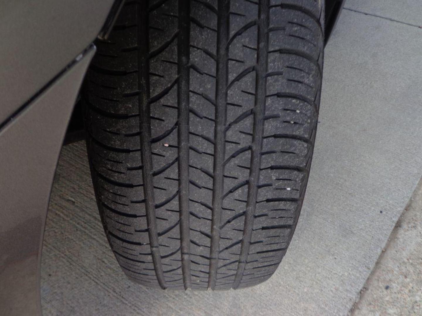 2009 GRAY HONDA CIVIC LX (19XFA16539E) with an 1.8L engine, Automatic transmission, located at 6610 L St., Omaha, NE, 68117, (402) 731-7800, 41.212872, -96.014702 - 2-OWNER TRADE-IN, CLEAN CARFAX, PRE-INSPECTED, RUNS AND DRIVES GREAT! *****We have found that most customers do the majority of their shopping online before visiting a dealership. For this reason we feel it necessary to have a competitive price on our used vehicles right up front. We spend tim - Photo#6