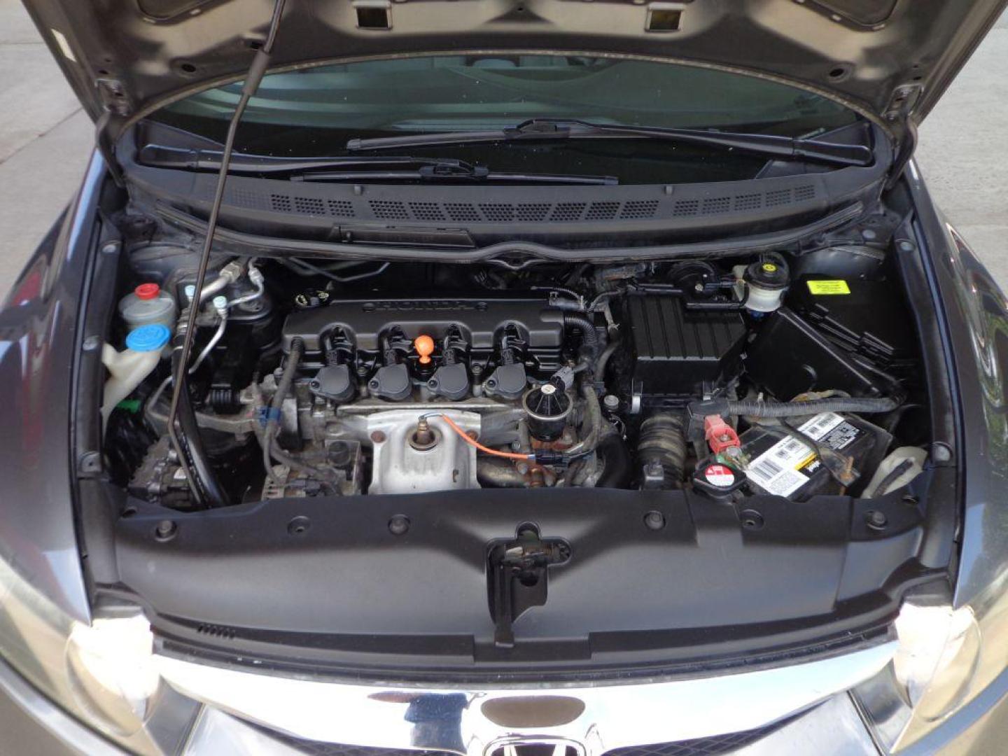 2009 GRAY HONDA CIVIC LX (19XFA16539E) with an 1.8L engine, Automatic transmission, located at 6610 L St., Omaha, NE, 68117, (402) 731-7800, 41.212872, -96.014702 - 2-OWNER TRADE-IN, CLEAN CARFAX, PRE-INSPECTED, RUNS AND DRIVES GREAT! *****We have found that most customers do the majority of their shopping online before visiting a dealership. For this reason we feel it necessary to have a competitive price on our used vehicles right up front. We spend tim - Photo#7