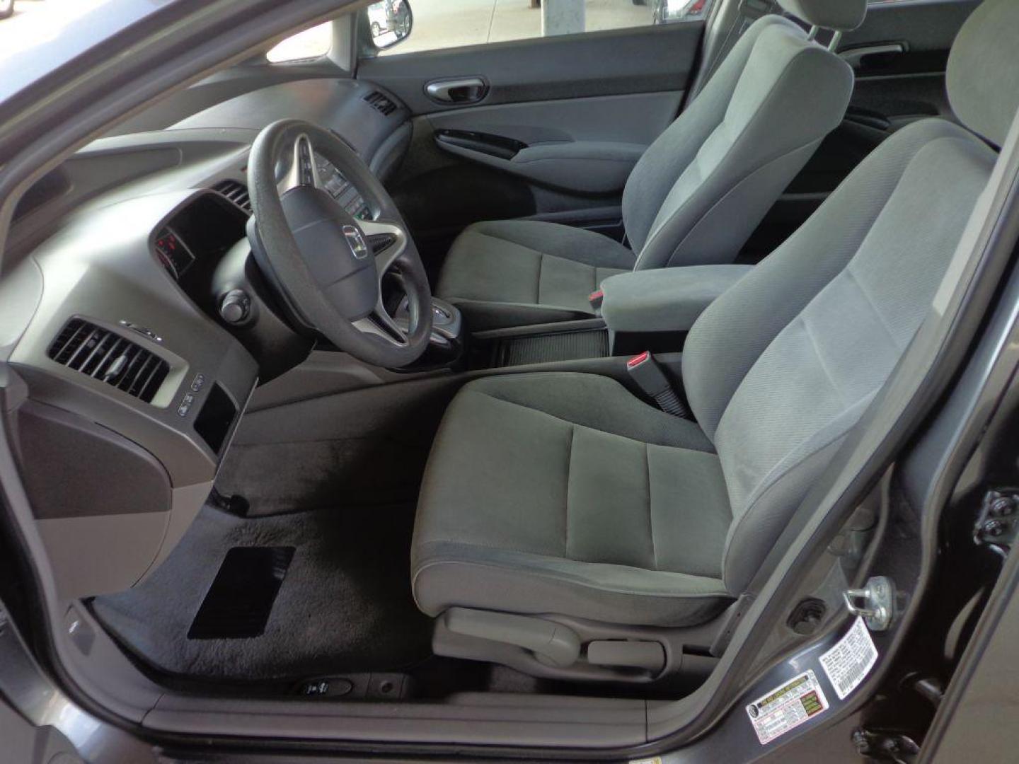 2009 GRAY HONDA CIVIC LX (19XFA16539E) with an 1.8L engine, Automatic transmission, located at 6610 L St., Omaha, NE, 68117, (402) 731-7800, 41.212872, -96.014702 - 2-OWNER TRADE-IN, CLEAN CARFAX, PRE-INSPECTED, RUNS AND DRIVES GREAT! *****We have found that most customers do the majority of their shopping online before visiting a dealership. For this reason we feel it necessary to have a competitive price on our used vehicles right up front. We spend tim - Photo#8
