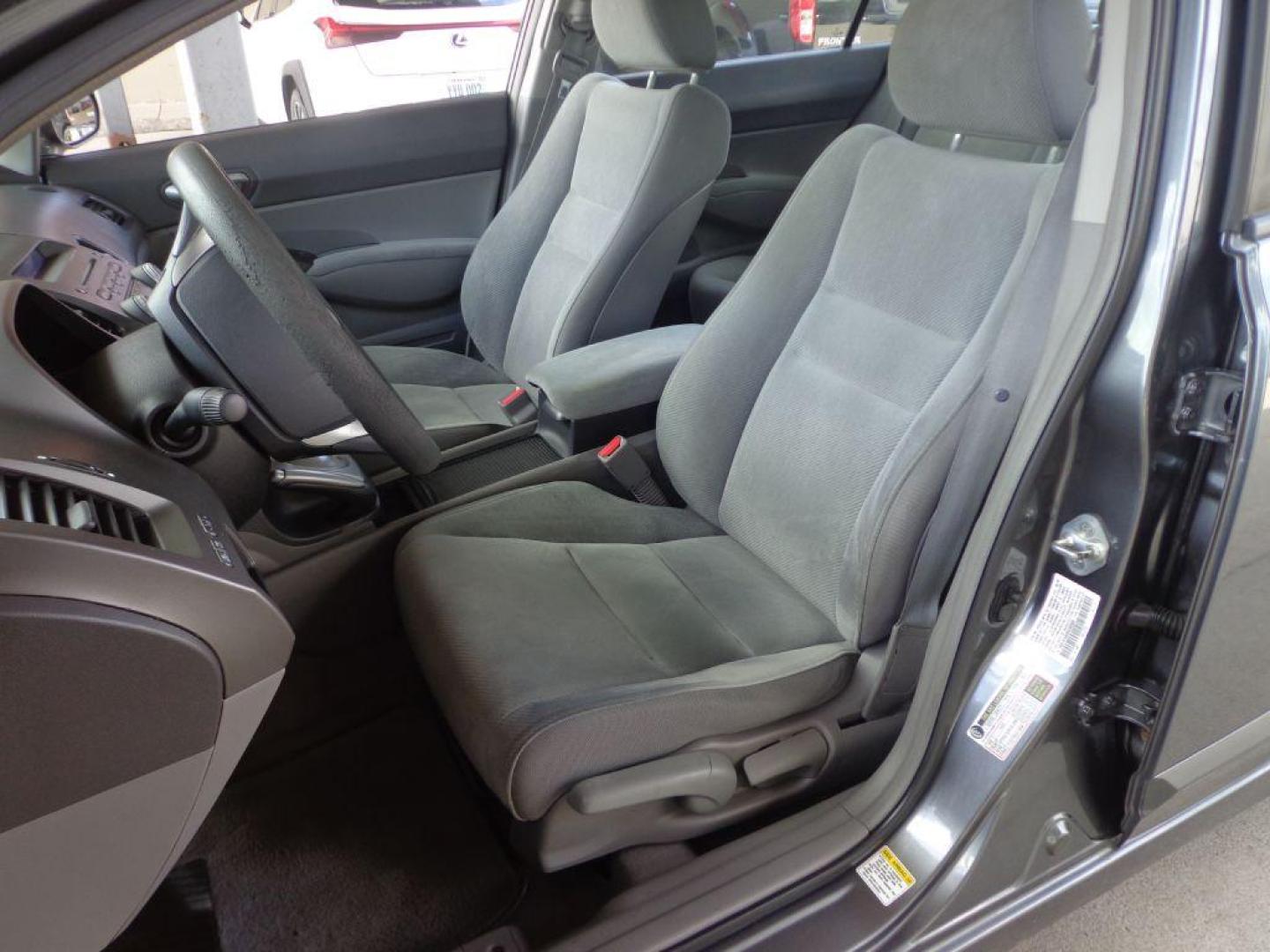 2009 GRAY HONDA CIVIC LX (19XFA16539E) with an 1.8L engine, Automatic transmission, located at 6610 L St., Omaha, NE, 68117, (402) 731-7800, 41.212872, -96.014702 - 2-OWNER TRADE-IN, CLEAN CARFAX, PRE-INSPECTED, RUNS AND DRIVES GREAT! *****We have found that most customers do the majority of their shopping online before visiting a dealership. For this reason we feel it necessary to have a competitive price on our used vehicles right up front. We spend tim - Photo#9