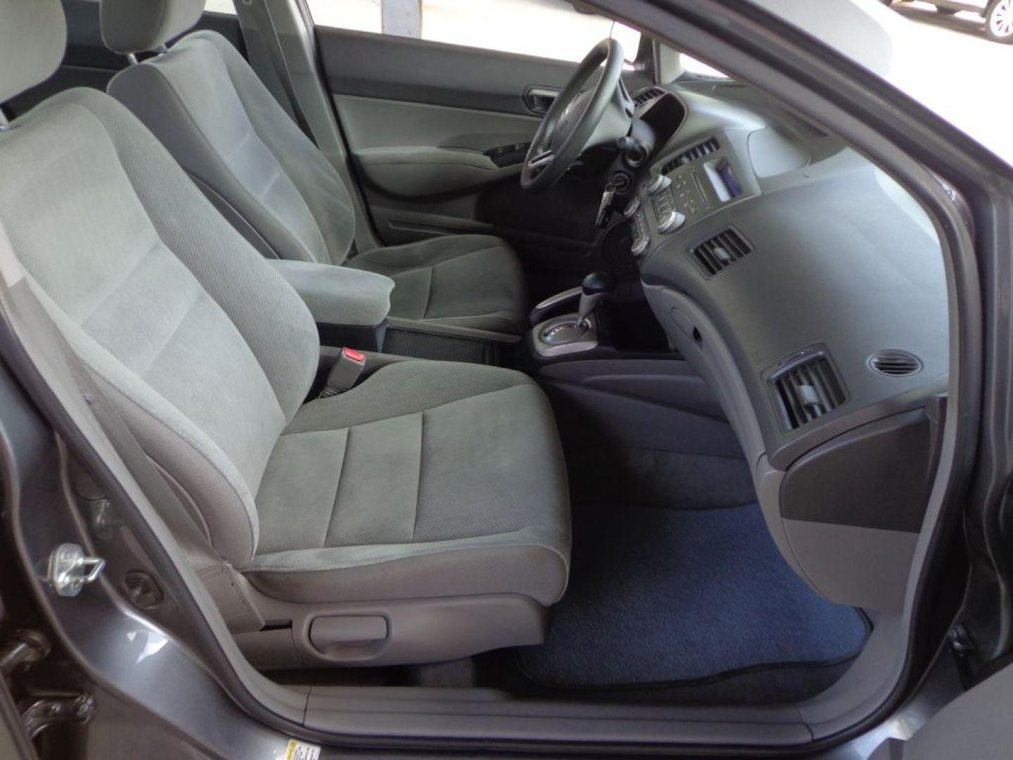 2009 GRAY HONDA CIVIC LX (19XFA16539E) with an 1.8L engine, Automatic transmission, located at 6610 L St., Omaha, NE, 68117, (402) 731-7800, 41.212872, -96.014702 - 2-OWNER TRADE-IN, CLEAN CARFAX, PRE-INSPECTED, RUNS AND DRIVES GREAT! *****We have found that most customers do the majority of their shopping online before visiting a dealership. For this reason we feel it necessary to have a competitive price on our used vehicles right up front. We spend tim - Photo#11