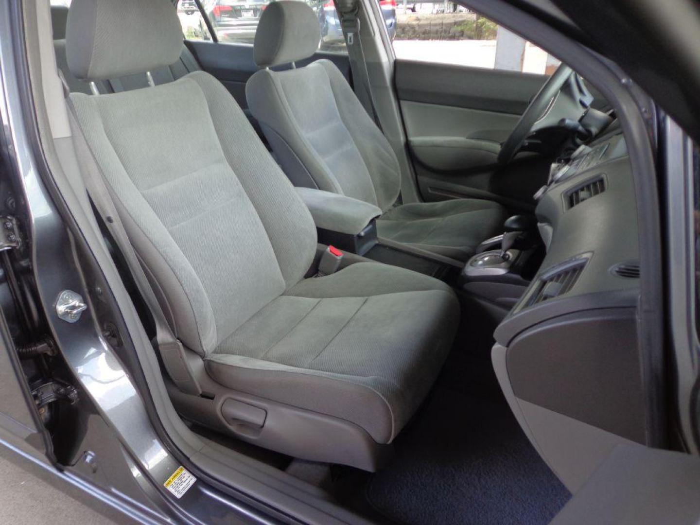 2009 GRAY HONDA CIVIC LX (19XFA16539E) with an 1.8L engine, Automatic transmission, located at 6610 L St., Omaha, NE, 68117, (402) 731-7800, 41.212872, -96.014702 - 2-OWNER TRADE-IN, CLEAN CARFAX, PRE-INSPECTED, RUNS AND DRIVES GREAT! *****We have found that most customers do the majority of their shopping online before visiting a dealership. For this reason we feel it necessary to have a competitive price on our used vehicles right up front. We spend tim - Photo#12