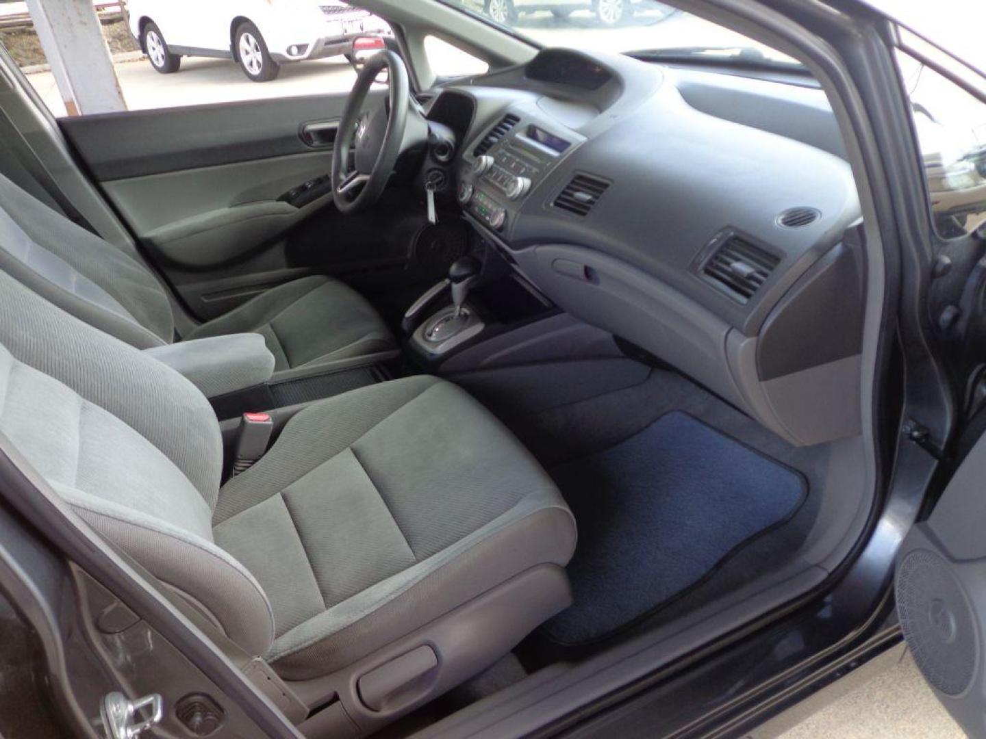 2009 GRAY HONDA CIVIC LX (19XFA16539E) with an 1.8L engine, Automatic transmission, located at 6610 L St., Omaha, NE, 68117, (402) 731-7800, 41.212872, -96.014702 - 2-OWNER TRADE-IN, CLEAN CARFAX, PRE-INSPECTED, RUNS AND DRIVES GREAT! *****We have found that most customers do the majority of their shopping online before visiting a dealership. For this reason we feel it necessary to have a competitive price on our used vehicles right up front. We spend tim - Photo#13