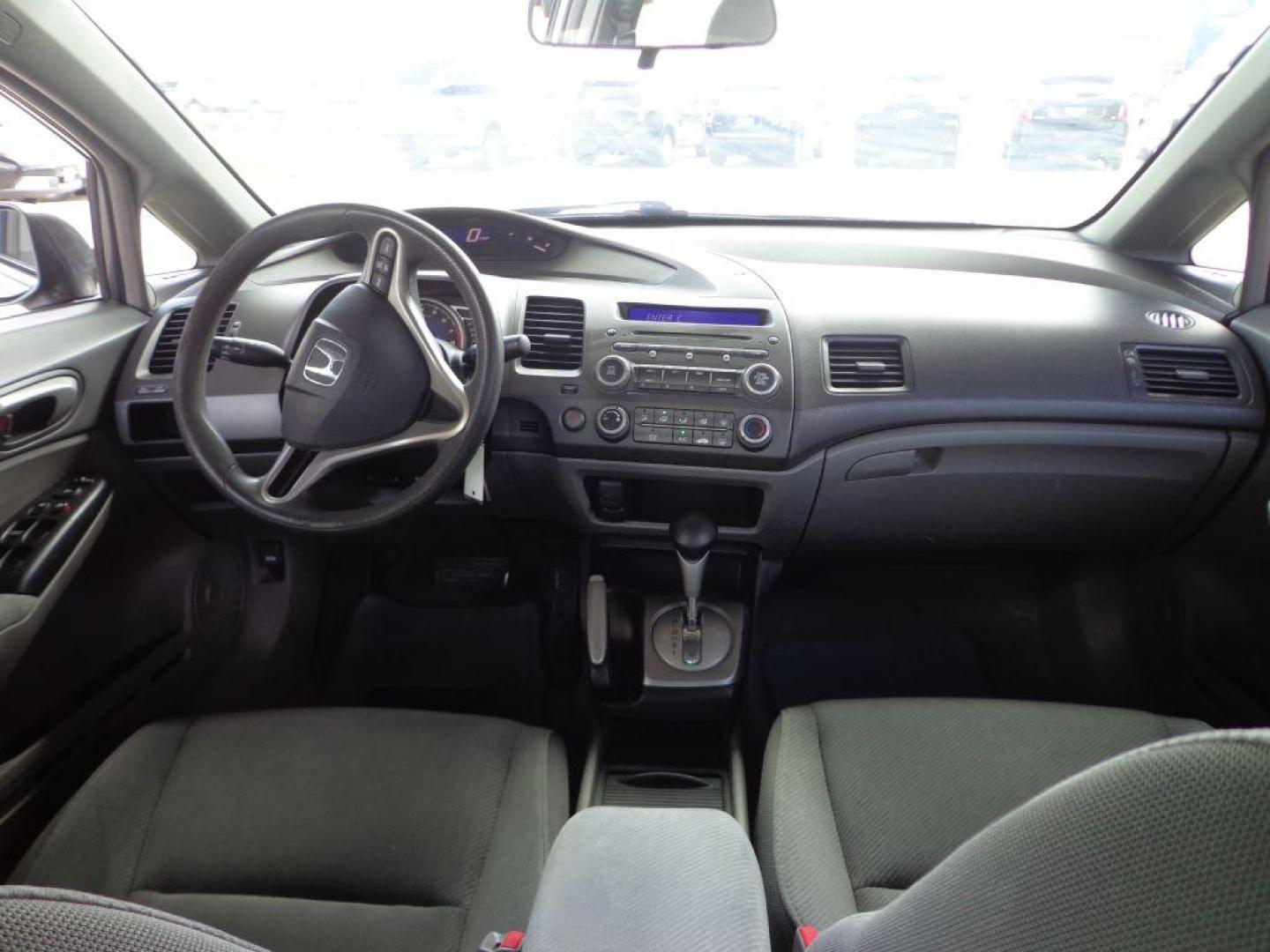 2009 GRAY HONDA CIVIC LX (19XFA16539E) with an 1.8L engine, Automatic transmission, located at 6610 L St., Omaha, NE, 68117, (402) 731-7800, 41.212872, -96.014702 - 2-OWNER TRADE-IN, CLEAN CARFAX, PRE-INSPECTED, RUNS AND DRIVES GREAT! *****We have found that most customers do the majority of their shopping online before visiting a dealership. For this reason we feel it necessary to have a competitive price on our used vehicles right up front. We spend tim - Photo#15