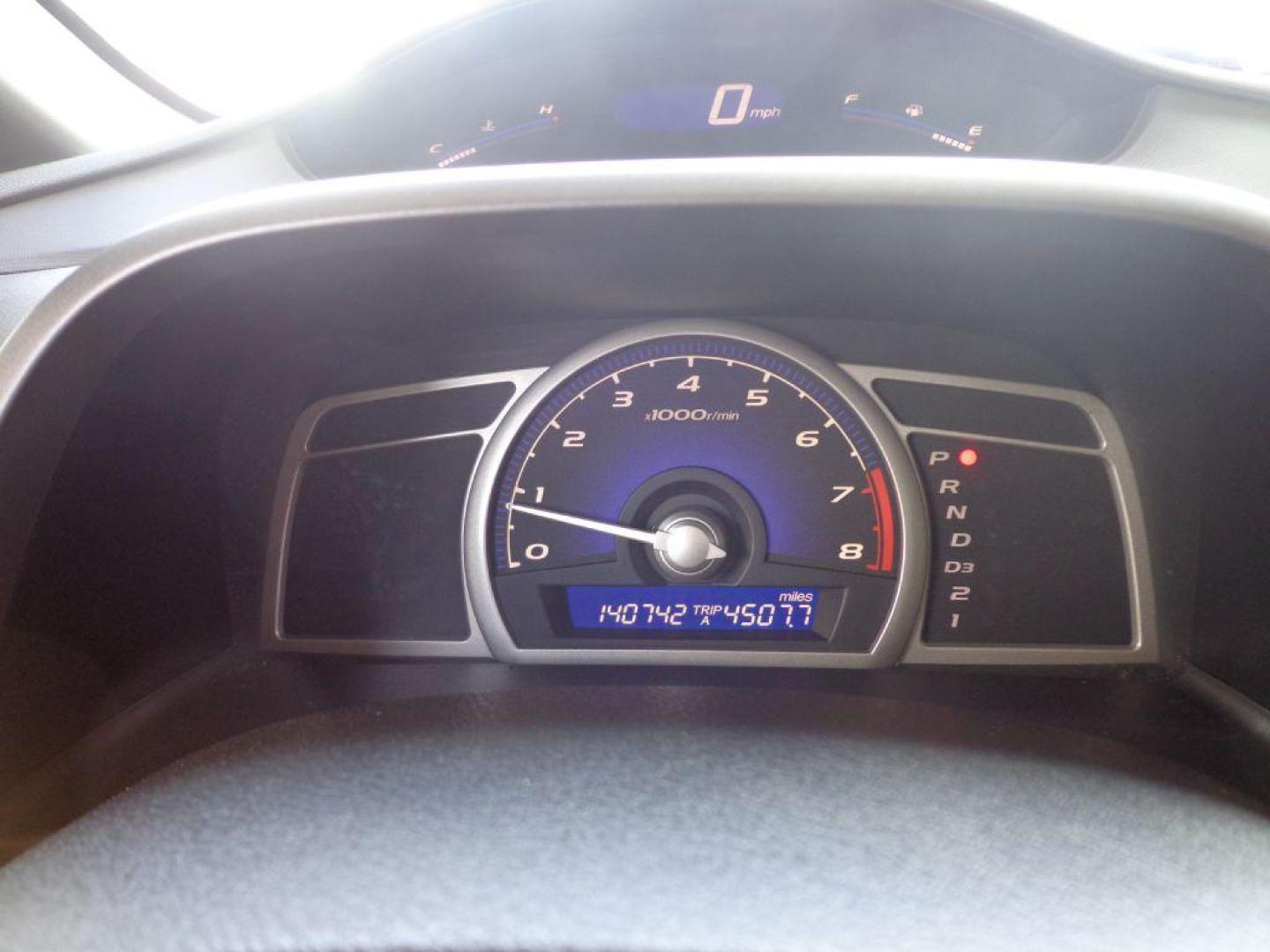 2009 GRAY HONDA CIVIC LX (19XFA16539E) with an 1.8L engine, Automatic transmission, located at 6610 L St., Omaha, NE, 68117, (402) 731-7800, 41.212872, -96.014702 - 2-OWNER TRADE-IN, CLEAN CARFAX, PRE-INSPECTED, RUNS AND DRIVES GREAT! *****We have found that most customers do the majority of their shopping online before visiting a dealership. For this reason we feel it necessary to have a competitive price on our used vehicles right up front. We spend tim - Photo#16