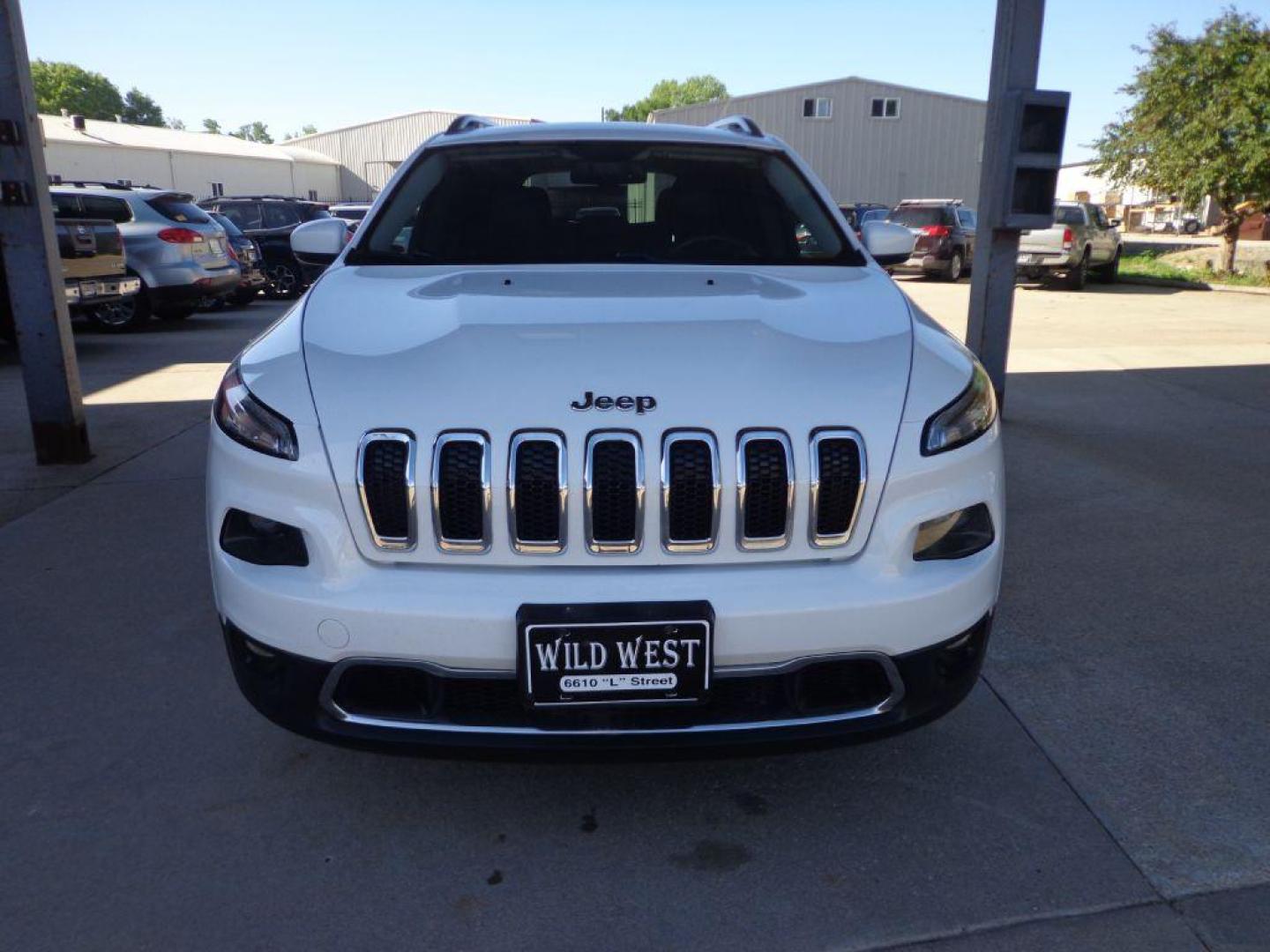 2015 WHITE JEEP CHEROKEE LIMITED (1C4PJMDS8FW) with an 3.2L engine, Automatic transmission, located at 6610 L St., Omaha, NE, 68117, (402) 731-7800, 41.212872, -96.014702 - LIMITED WITH LOW MILEAGE, A CLEAN CARFAX, PANORAMIC ROOF, NAV, BACKUP CAM, NEWER TIRES AND MUCH MORE! *****We have found that most customers do the majority of their shopping online before visiting a dealership. For this reason we feel it necessary to have a competitive price on our used vehi - Photo#1