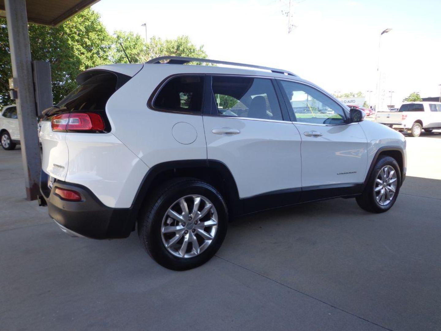 2015 WHITE JEEP CHEROKEE LIMITED (1C4PJMDS8FW) with an 3.2L engine, Automatic transmission, located at 6610 L St., Omaha, NE, 68117, (402) 731-7800, 41.212872, -96.014702 - LIMITED WITH LOW MILEAGE, A CLEAN CARFAX, PANORAMIC ROOF, NAV, BACKUP CAM, NEWER TIRES AND MUCH MORE! *****We have found that most customers do the majority of their shopping online before visiting a dealership. For this reason we feel it necessary to have a competitive price on our used vehi - Photo#3