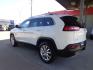 2015 WHITE JEEP CHEROKEE LIMITED (1C4PJMDS8FW) with an 3.2L engine, Automatic transmission, located at 6610 L St., Omaha, NE, 68117, (402) 731-7800, 41.212872, -96.014702 - LIMITED WITH LOW MILEAGE, A CLEAN CARFAX, PANORAMIC ROOF, NAV, BACKUP CAM, NEWER TIRES AND MUCH MORE! *****We have found that most customers do the majority of their shopping online before visiting a dealership. For this reason we feel it necessary to have a competitive price on our used vehi - Photo#5