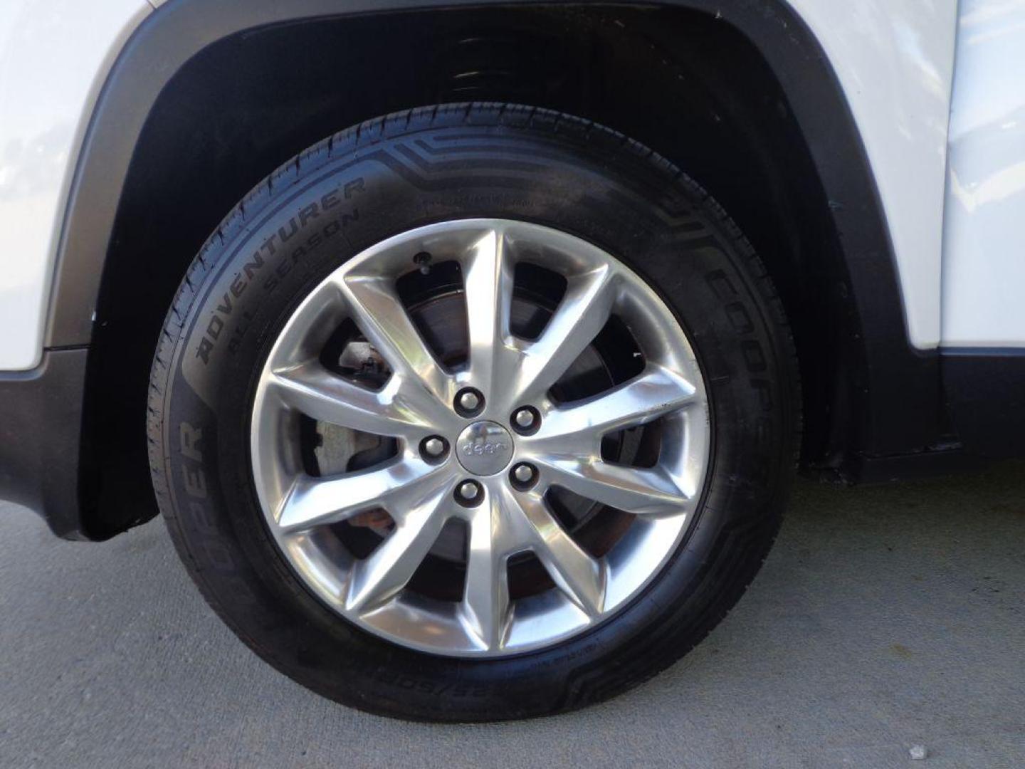2015 WHITE JEEP CHEROKEE LIMITED (1C4PJMDS8FW) with an 3.2L engine, Automatic transmission, located at 6610 L St., Omaha, NE, 68117, (402) 731-7800, 41.212872, -96.014702 - LIMITED WITH LOW MILEAGE, A CLEAN CARFAX, PANORAMIC ROOF, NAV, BACKUP CAM, NEWER TIRES AND MUCH MORE! *****We have found that most customers do the majority of their shopping online before visiting a dealership. For this reason we feel it necessary to have a competitive price on our used vehi - Photo#7