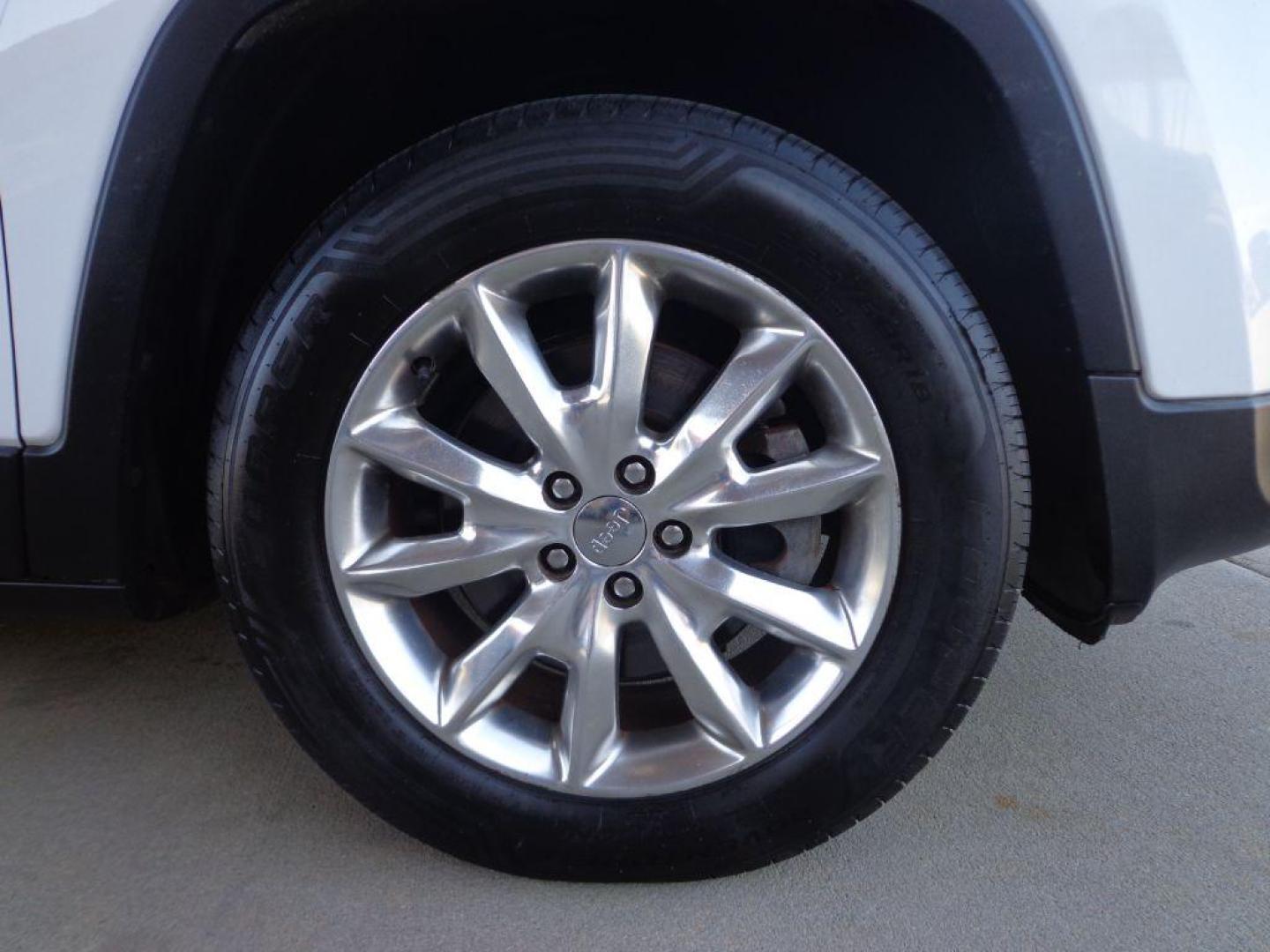 2015 WHITE JEEP CHEROKEE LIMITED (1C4PJMDS8FW) with an 3.2L engine, Automatic transmission, located at 6610 L St., Omaha, NE, 68117, (402) 731-7800, 41.212872, -96.014702 - LIMITED WITH LOW MILEAGE, A CLEAN CARFAX, PANORAMIC ROOF, NAV, BACKUP CAM, NEWER TIRES AND MUCH MORE! *****We have found that most customers do the majority of their shopping online before visiting a dealership. For this reason we feel it necessary to have a competitive price on our used vehi - Photo#8