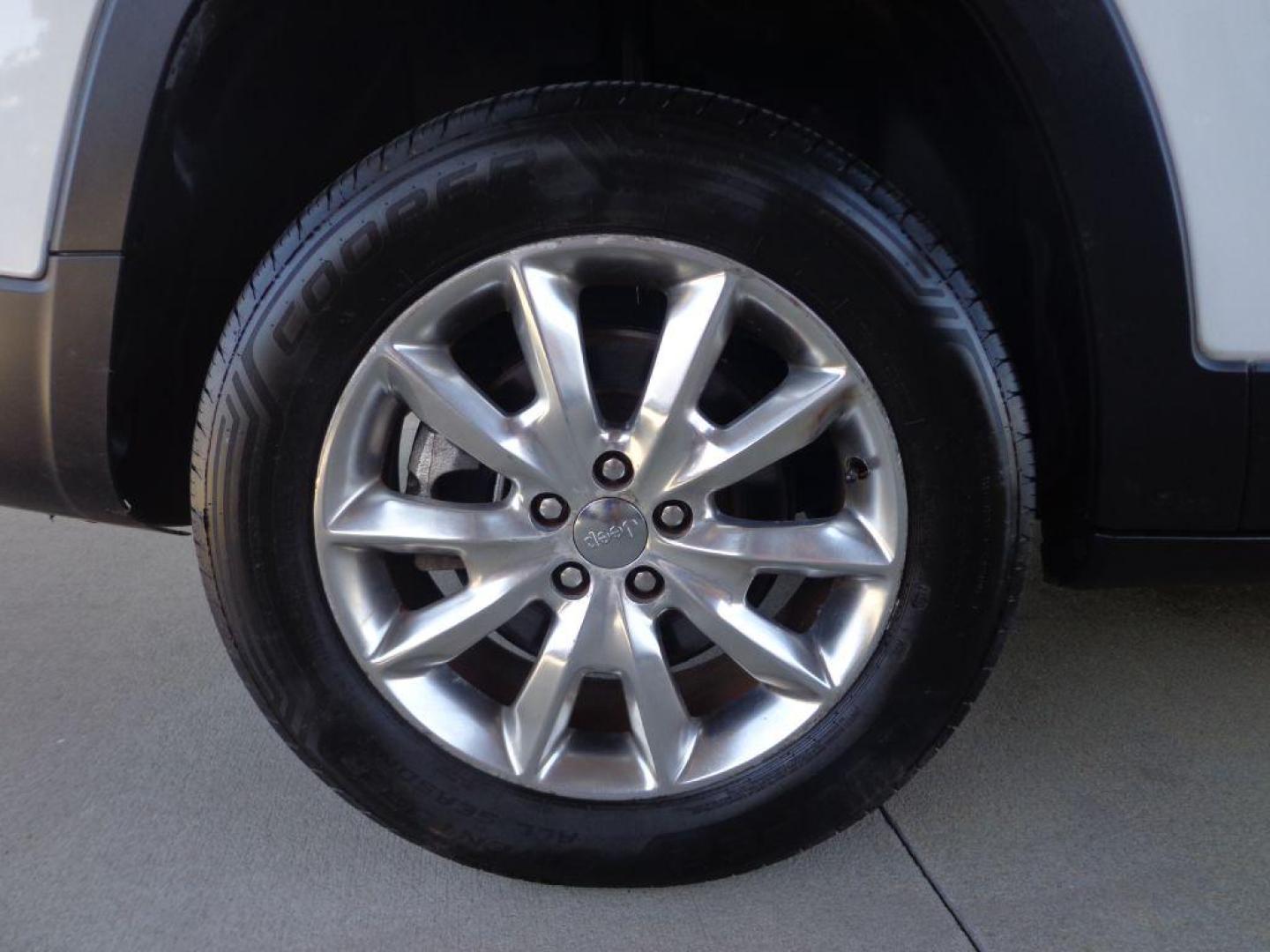 2015 WHITE JEEP CHEROKEE LIMITED (1C4PJMDS8FW) with an 3.2L engine, Automatic transmission, located at 6610 L St., Omaha, NE, 68117, (402) 731-7800, 41.212872, -96.014702 - LIMITED WITH LOW MILEAGE, A CLEAN CARFAX, PANORAMIC ROOF, NAV, BACKUP CAM, NEWER TIRES AND MUCH MORE! *****We have found that most customers do the majority of their shopping online before visiting a dealership. For this reason we feel it necessary to have a competitive price on our used vehi - Photo#9
