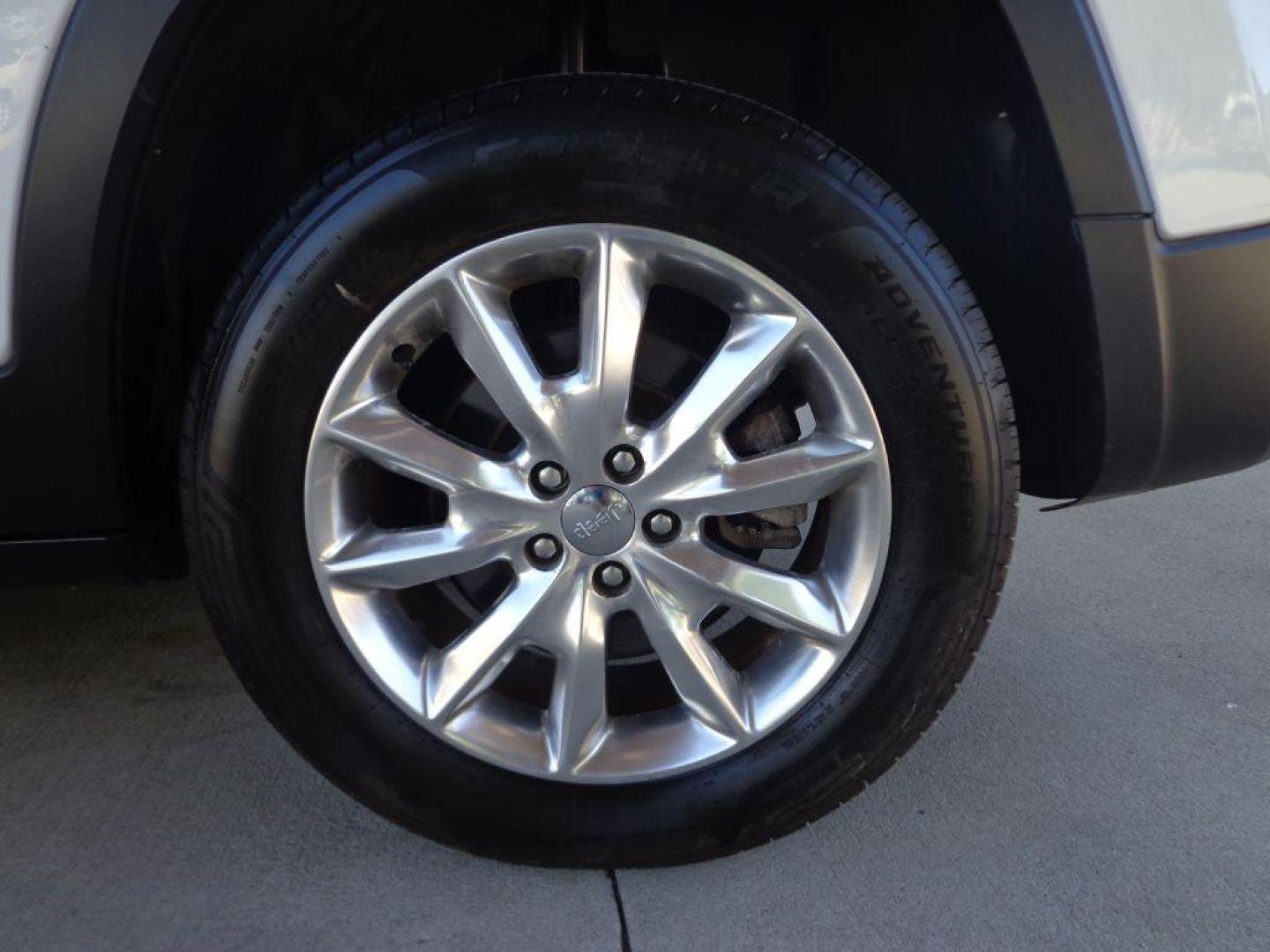 2015 WHITE JEEP CHEROKEE LIMITED (1C4PJMDS8FW) with an 3.2L engine, Automatic transmission, located at 6610 L St., Omaha, NE, 68117, (402) 731-7800, 41.212872, -96.014702 - LIMITED WITH LOW MILEAGE, A CLEAN CARFAX, PANORAMIC ROOF, NAV, BACKUP CAM, NEWER TIRES AND MUCH MORE! *****We have found that most customers do the majority of their shopping online before visiting a dealership. For this reason we feel it necessary to have a competitive price on our used vehi - Photo#10