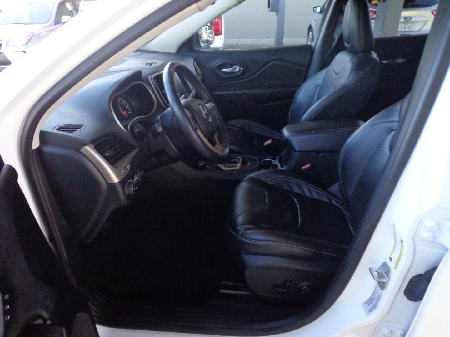 2015 WHITE JEEP CHEROKEE LIMITED (1C4PJMDS8FW) with an 3.2L engine, Automatic transmission, located at 6610 L St., Omaha, NE, 68117, (402) 731-7800, 41.212872, -96.014702 - LIMITED WITH LOW MILEAGE, A CLEAN CARFAX, PANORAMIC ROOF, NAV, BACKUP CAM, NEWER TIRES AND MUCH MORE! *****We have found that most customers do the majority of their shopping online before visiting a dealership. For this reason we feel it necessary to have a competitive price on our used vehi - Photo#12
