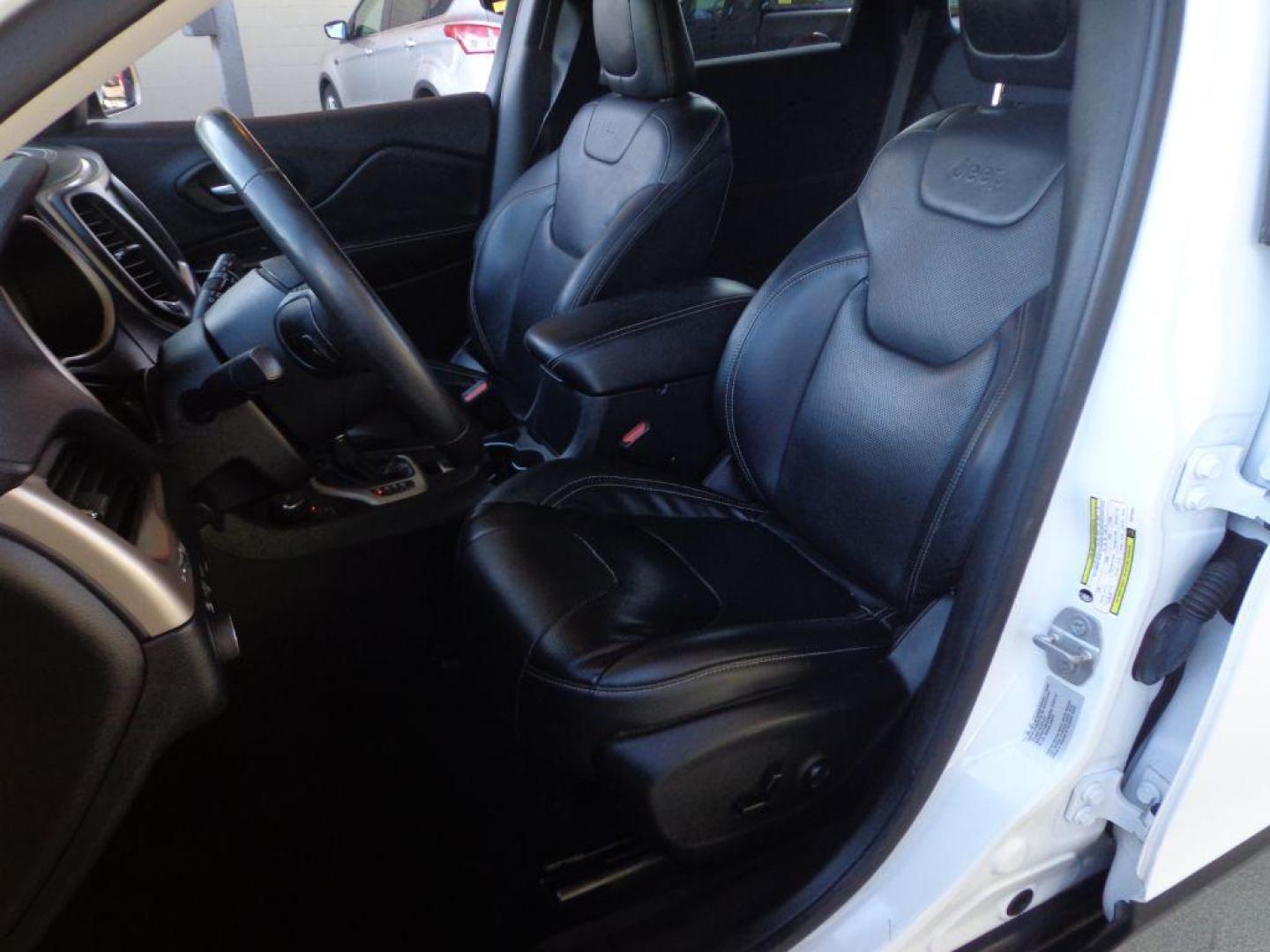 2015 WHITE JEEP CHEROKEE LIMITED (1C4PJMDS8FW) with an 3.2L engine, Automatic transmission, located at 6610 L St., Omaha, NE, 68117, (402) 731-7800, 41.212872, -96.014702 - LIMITED WITH LOW MILEAGE, A CLEAN CARFAX, PANORAMIC ROOF, NAV, BACKUP CAM, NEWER TIRES AND MUCH MORE! *****We have found that most customers do the majority of their shopping online before visiting a dealership. For this reason we feel it necessary to have a competitive price on our used vehi - Photo#13