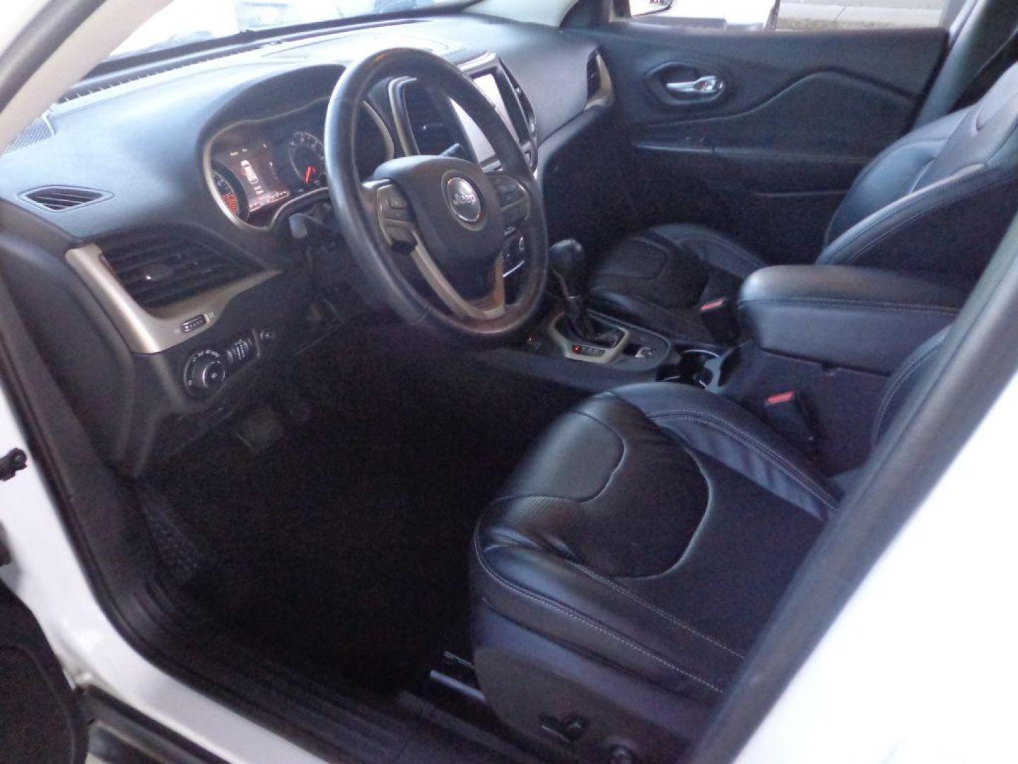 2015 WHITE JEEP CHEROKEE LIMITED (1C4PJMDS8FW) with an 3.2L engine, Automatic transmission, located at 6610 L St., Omaha, NE, 68117, (402) 731-7800, 41.212872, -96.014702 - LIMITED WITH LOW MILEAGE, A CLEAN CARFAX, PANORAMIC ROOF, NAV, BACKUP CAM, NEWER TIRES AND MUCH MORE! *****We have found that most customers do the majority of their shopping online before visiting a dealership. For this reason we feel it necessary to have a competitive price on our used vehi - Photo#14