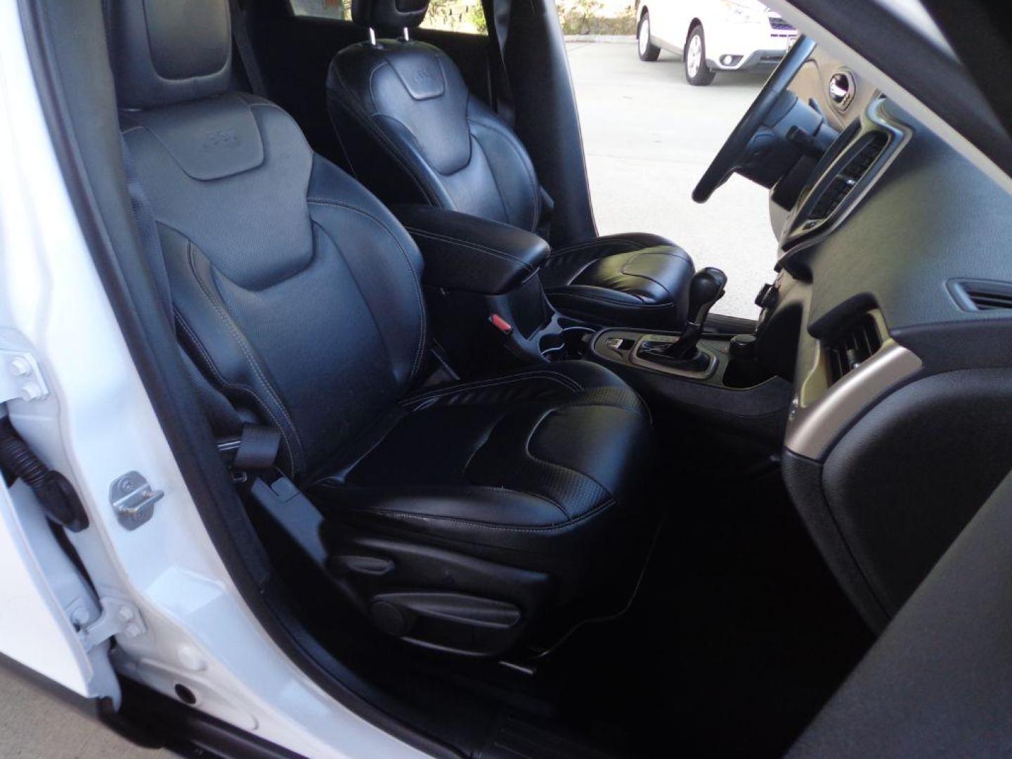 2015 WHITE JEEP CHEROKEE LIMITED (1C4PJMDS8FW) with an 3.2L engine, Automatic transmission, located at 6610 L St., Omaha, NE, 68117, (402) 731-7800, 41.212872, -96.014702 - LIMITED WITH LOW MILEAGE, A CLEAN CARFAX, PANORAMIC ROOF, NAV, BACKUP CAM, NEWER TIRES AND MUCH MORE! *****We have found that most customers do the majority of their shopping online before visiting a dealership. For this reason we feel it necessary to have a competitive price on our used vehi - Photo#16