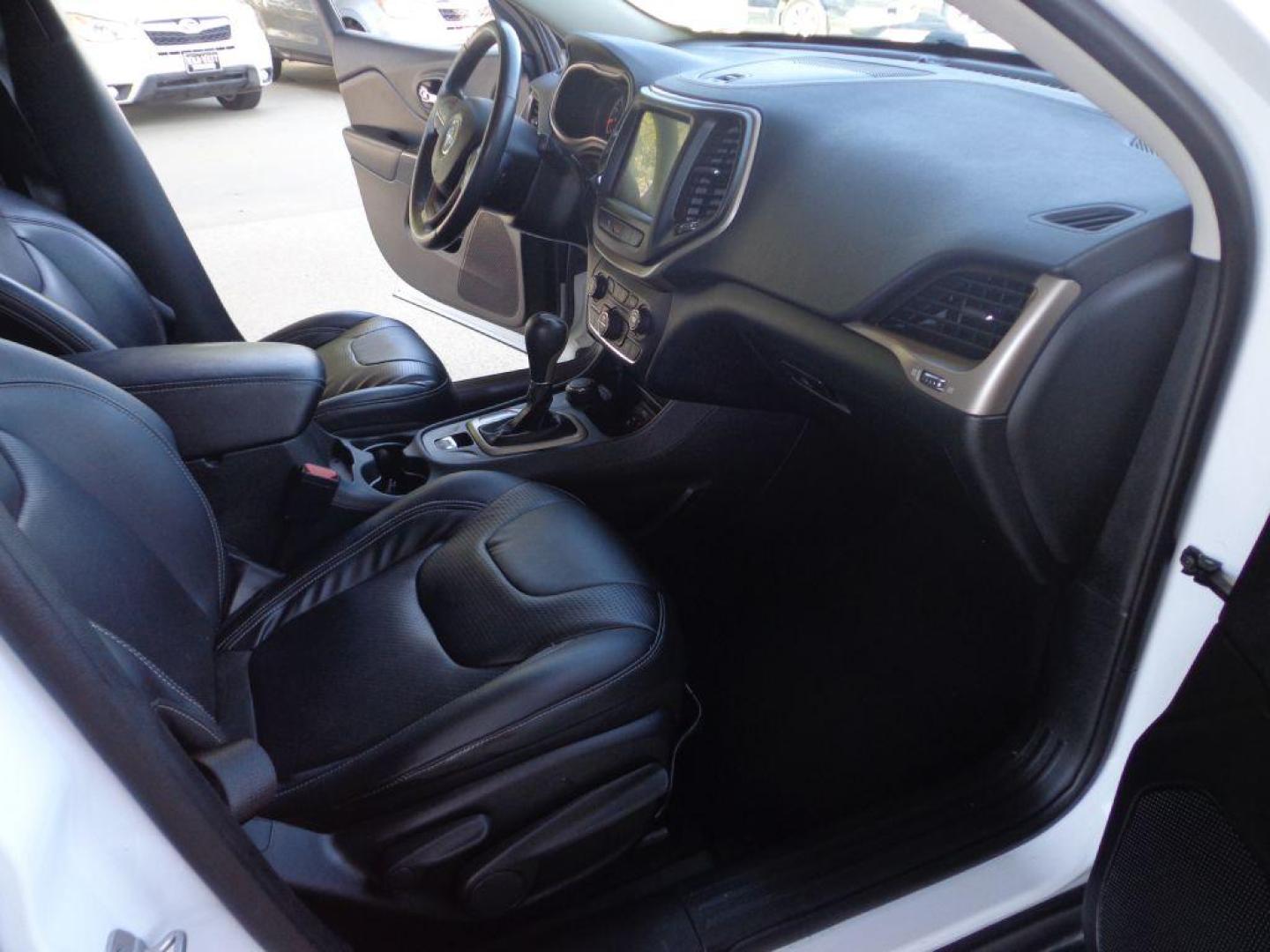 2015 WHITE JEEP CHEROKEE LIMITED (1C4PJMDS8FW) with an 3.2L engine, Automatic transmission, located at 6610 L St., Omaha, NE, 68117, (402) 731-7800, 41.212872, -96.014702 - LIMITED WITH LOW MILEAGE, A CLEAN CARFAX, PANORAMIC ROOF, NAV, BACKUP CAM, NEWER TIRES AND MUCH MORE! *****We have found that most customers do the majority of their shopping online before visiting a dealership. For this reason we feel it necessary to have a competitive price on our used vehi - Photo#17