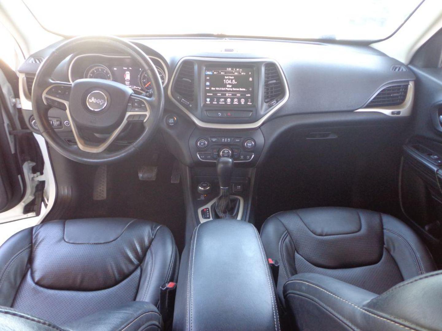 2015 WHITE JEEP CHEROKEE LIMITED (1C4PJMDS8FW) with an 3.2L engine, Automatic transmission, located at 6610 L St., Omaha, NE, 68117, (402) 731-7800, 41.212872, -96.014702 - LIMITED WITH LOW MILEAGE, A CLEAN CARFAX, PANORAMIC ROOF, NAV, BACKUP CAM, NEWER TIRES AND MUCH MORE! *****We have found that most customers do the majority of their shopping online before visiting a dealership. For this reason we feel it necessary to have a competitive price on our used vehi - Photo#20