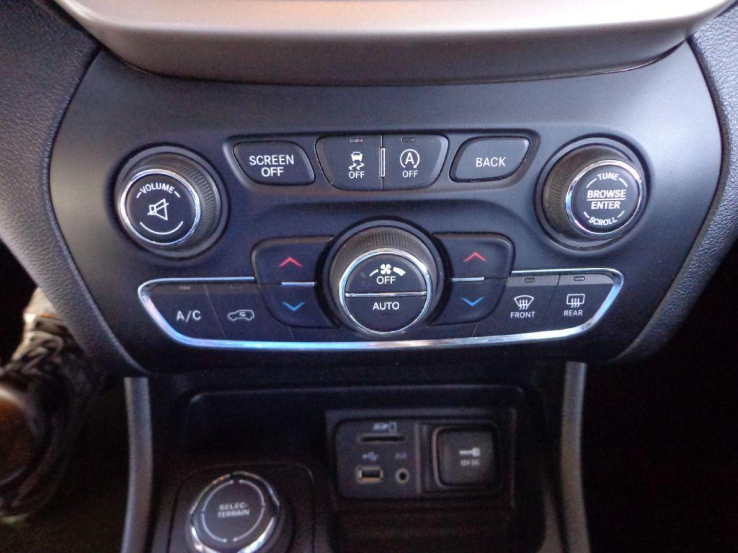 2015 WHITE JEEP CHEROKEE LIMITED (1C4PJMDS8FW) with an 3.2L engine, Automatic transmission, located at 6610 L St., Omaha, NE, 68117, (402) 731-7800, 41.212872, -96.014702 - LIMITED WITH LOW MILEAGE, A CLEAN CARFAX, PANORAMIC ROOF, NAV, BACKUP CAM, NEWER TIRES AND MUCH MORE! *****We have found that most customers do the majority of their shopping online before visiting a dealership. For this reason we feel it necessary to have a competitive price on our used vehi - Photo#21