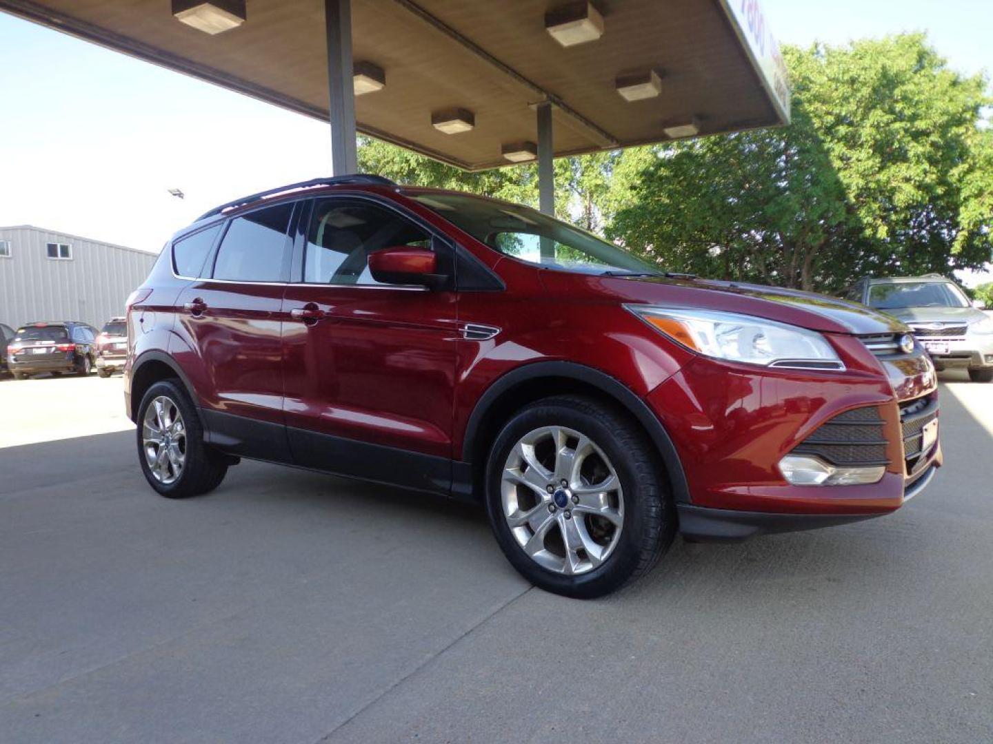 2013 RED FORD ESCAPE SE (1FMCU9G9XDU) with an 2.0L engine, Automatic transmission, located at 6610 L St., Omaha, NE, 68117, (402) 731-7800, 41.212872, -96.014702 - FRESH TRADE-IN WITH A CLEAN CARFAX, PRE-INSPECTED READY TO GO! *****We have found that most customers do the majority of their shopping online before visiting a dealership. For this reason we feel it necessary to have a competitive price on our used vehicles right up front. We spend time resear - Photo#2