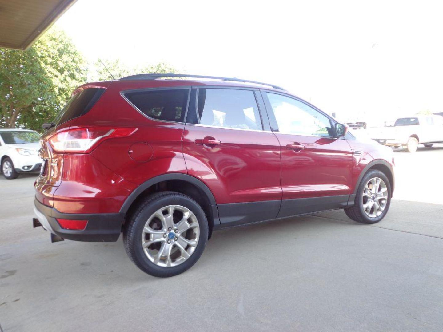 2013 RED FORD ESCAPE SE (1FMCU9G9XDU) with an 2.0L engine, Automatic transmission, located at 6610 L St., Omaha, NE, 68117, (402) 731-7800, 41.212872, -96.014702 - FRESH TRADE-IN WITH A CLEAN CARFAX, PRE-INSPECTED READY TO GO! *****We have found that most customers do the majority of their shopping online before visiting a dealership. For this reason we feel it necessary to have a competitive price on our used vehicles right up front. We spend time resear - Photo#3