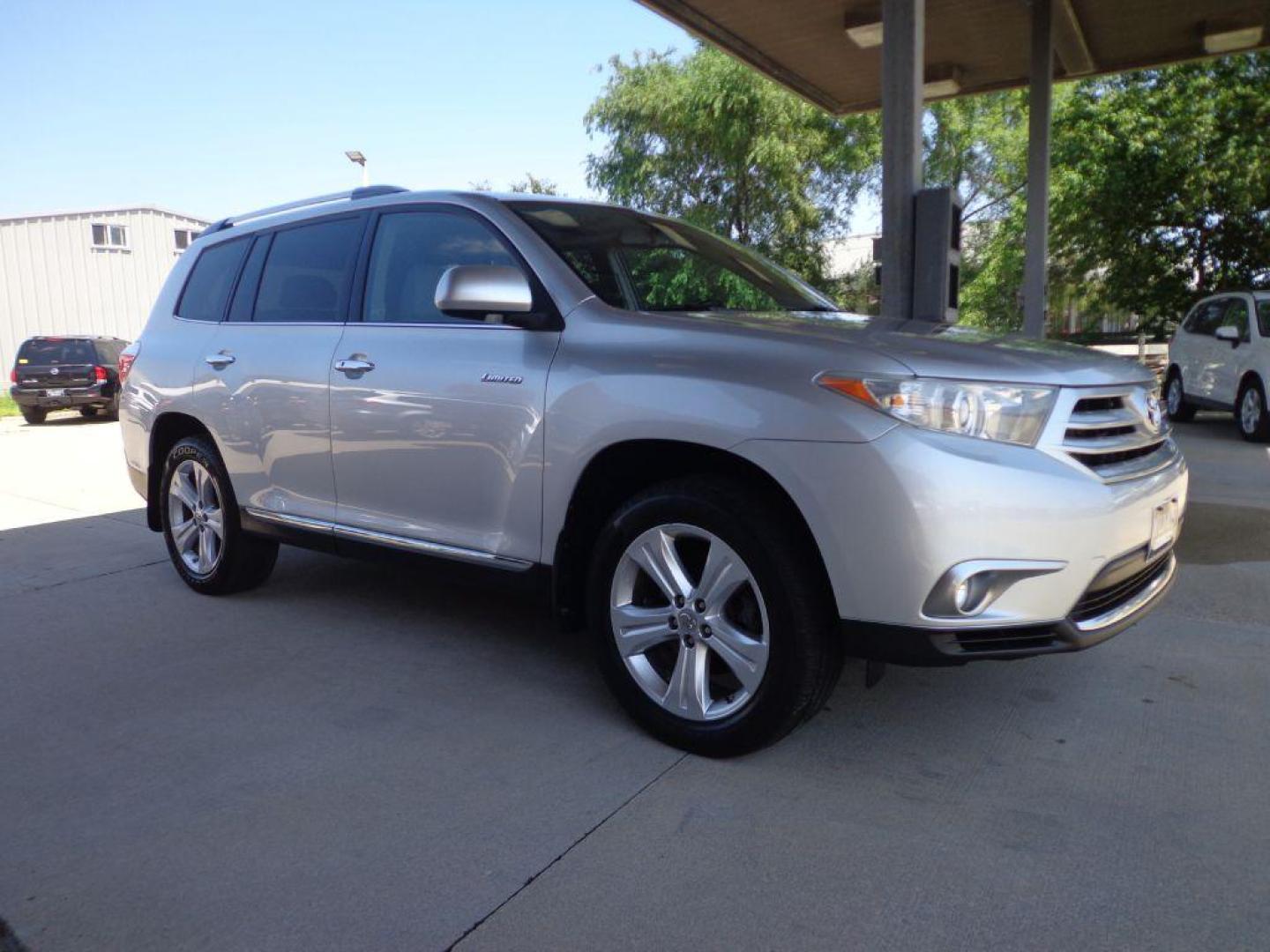 2012 SILVER TOYOTA HIGHLANDER LIMITED (5TDDK3EH2CS) with an 3.5L engine, Automatic transmission, located at 6610 L St., Omaha, NE, 68117, (402) 731-7800, 41.212872, -96.014702 - THIS VEHICLE HAS A CLEAN TITLE WITH A FREE CARFAX PROVIDED! 2-OWNER, CLEAN CARFAX, LOW MILEAGE, 3RD ROW SEATING, HEATED SEATS, SUNROOF, NAV, BACKUP CAM AND NEWER TIRES! *****We have found that most customers do the majority of their shopping online before visiting a dealership. For this reas - Photo#2
