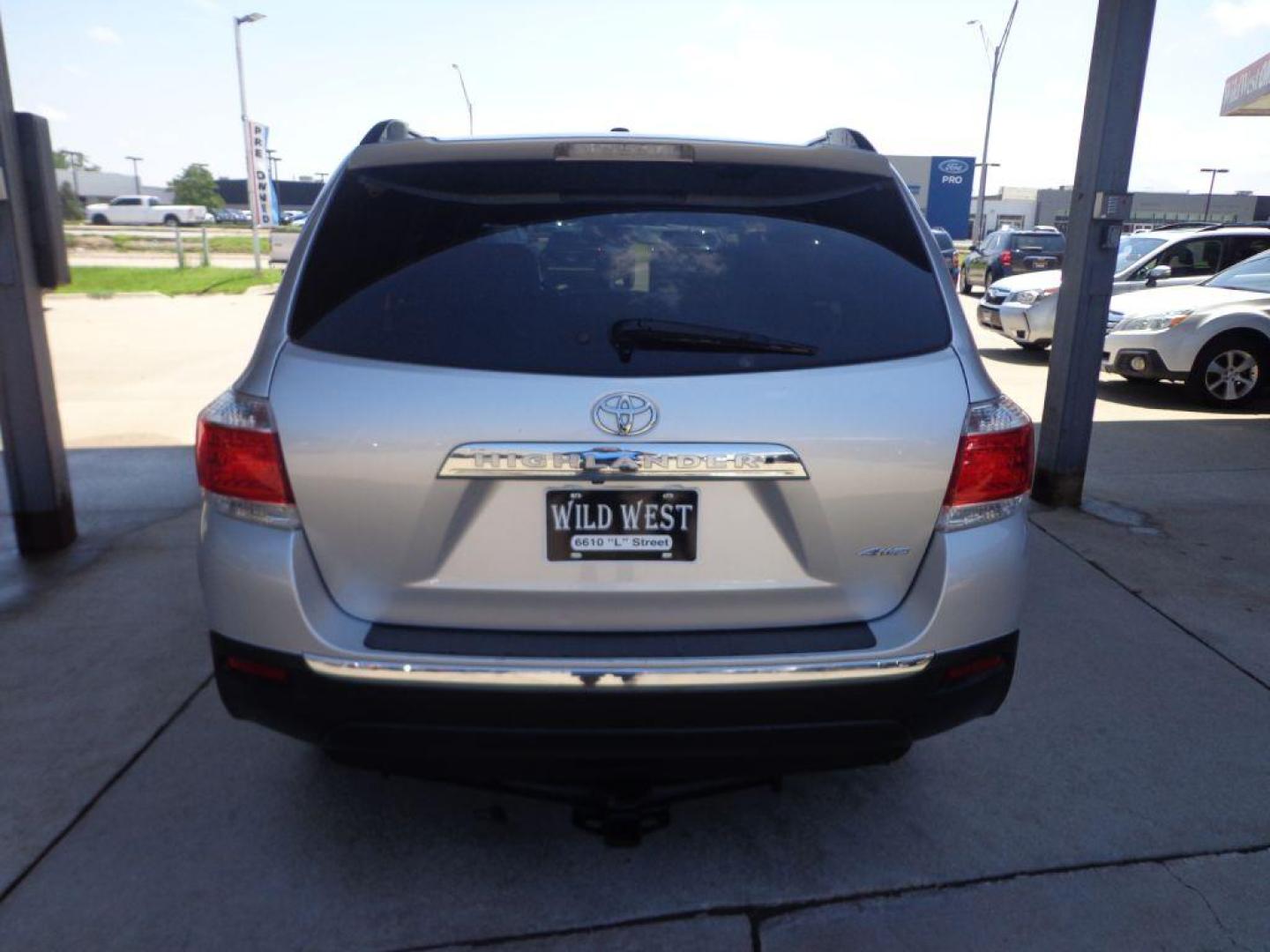 2012 SILVER TOYOTA HIGHLANDER LIMITED (5TDDK3EH2CS) with an 3.5L engine, Automatic transmission, located at 6610 L St., Omaha, NE, 68117, (402) 731-7800, 41.212872, -96.014702 - THIS VEHICLE HAS A CLEAN TITLE WITH A FREE CARFAX PROVIDED! 2-OWNER, CLEAN CARFAX, LOW MILEAGE, 3RD ROW SEATING, HEATED SEATS, SUNROOF, NAV, BACKUP CAM AND NEWER TIRES! *****We have found that most customers do the majority of their shopping online before visiting a dealership. For this reas - Photo#4
