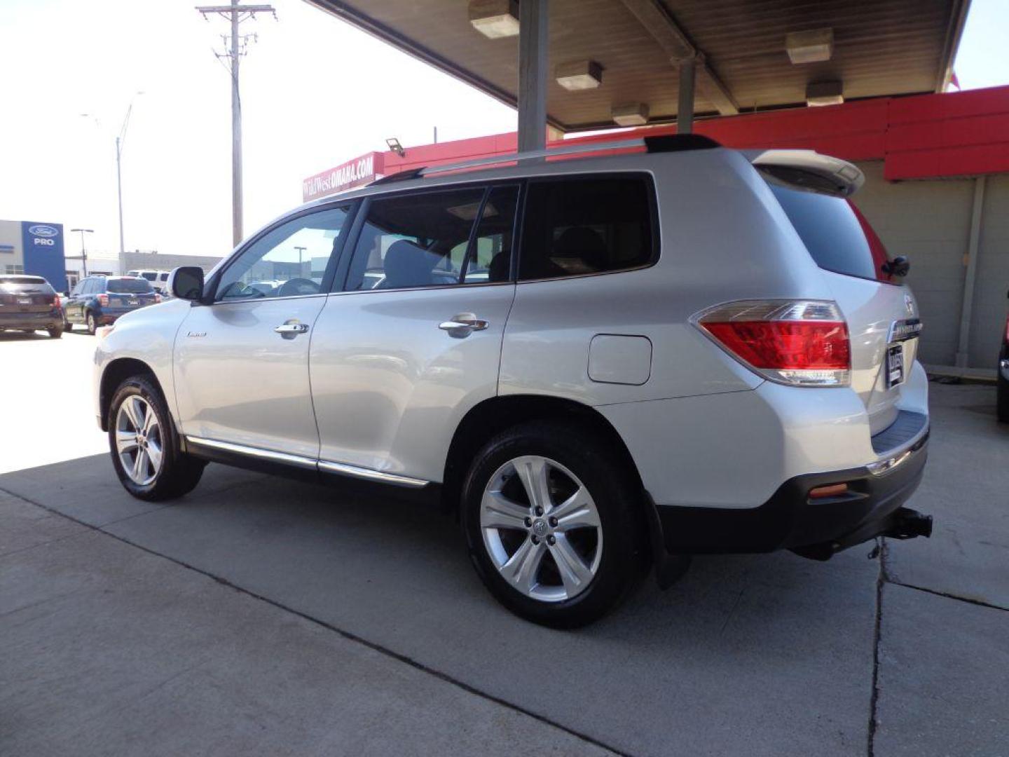 2012 SILVER TOYOTA HIGHLANDER LIMITED (5TDDK3EH2CS) with an 3.5L engine, Automatic transmission, located at 6610 L St., Omaha, NE, 68117, (402) 731-7800, 41.212872, -96.014702 - THIS VEHICLE HAS A CLEAN TITLE WITH A FREE CARFAX PROVIDED! 2-OWNER, CLEAN CARFAX, LOW MILEAGE, 3RD ROW SEATING, HEATED SEATS, SUNROOF, NAV, BACKUP CAM AND NEWER TIRES! *****We have found that most customers do the majority of their shopping online before visiting a dealership. For this reas - Photo#5