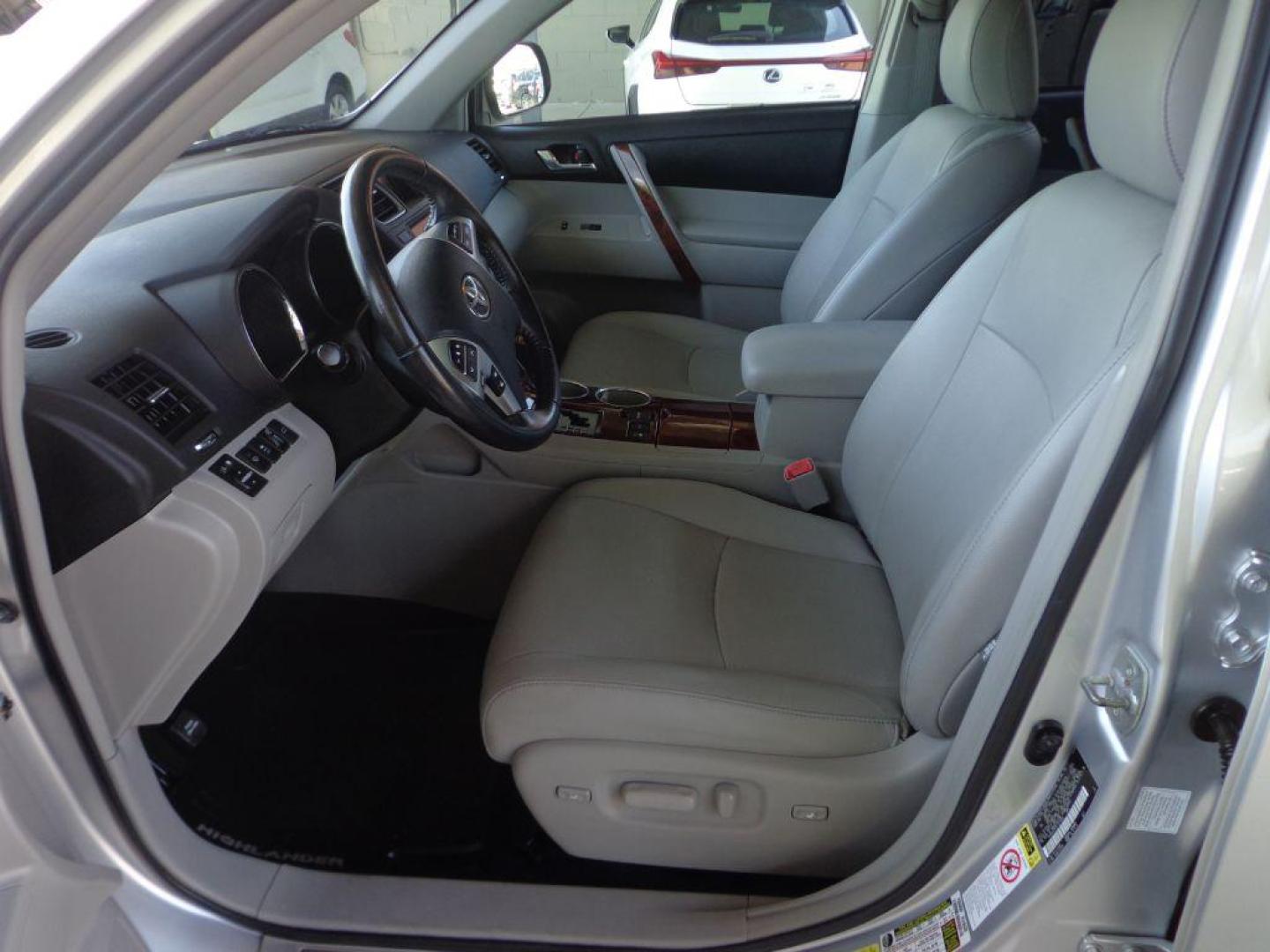 2012 SILVER TOYOTA HIGHLANDER LIMITED (5TDDK3EH2CS) with an 3.5L engine, Automatic transmission, located at 6610 L St., Omaha, NE, 68117, (402) 731-7800, 41.212872, -96.014702 - THIS VEHICLE HAS A CLEAN TITLE WITH A FREE CARFAX PROVIDED! 2-OWNER, CLEAN CARFAX, LOW MILEAGE, 3RD ROW SEATING, HEATED SEATS, SUNROOF, NAV, BACKUP CAM AND NEWER TIRES! *****We have found that most customers do the majority of their shopping online before visiting a dealership. For this reas - Photo#8