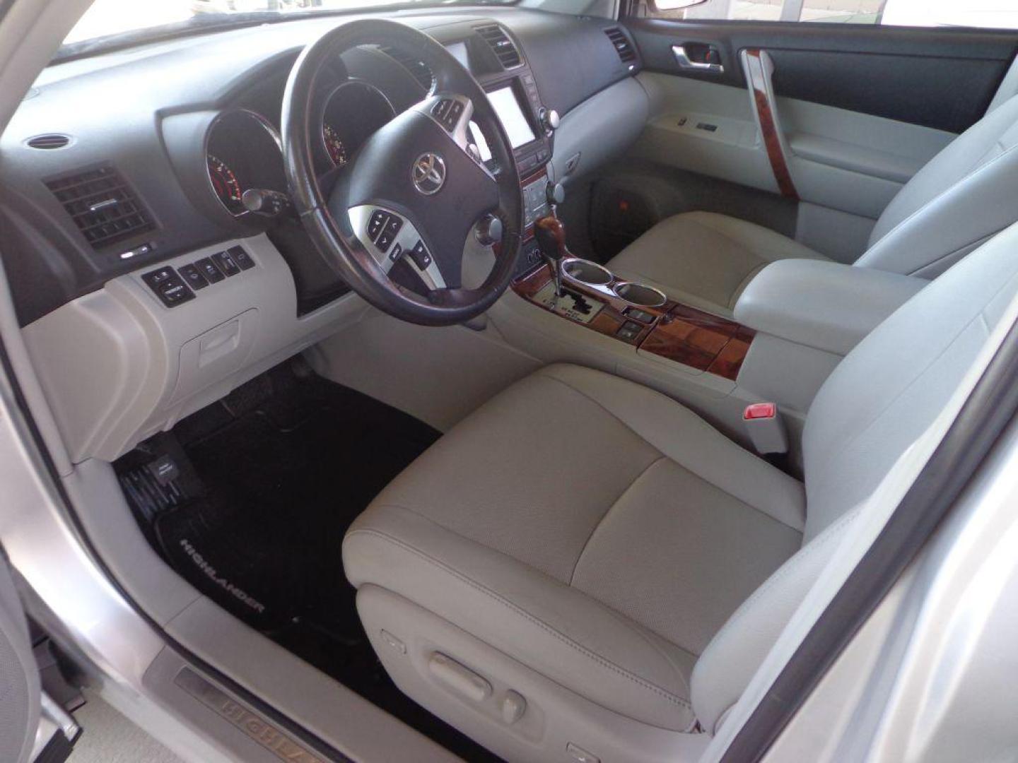 2012 SILVER TOYOTA HIGHLANDER LIMITED (5TDDK3EH2CS) with an 3.5L engine, Automatic transmission, located at 6610 L St., Omaha, NE, 68117, (402) 731-7800, 41.212872, -96.014702 - THIS VEHICLE HAS A CLEAN TITLE WITH A FREE CARFAX PROVIDED! 2-OWNER, CLEAN CARFAX, LOW MILEAGE, 3RD ROW SEATING, HEATED SEATS, SUNROOF, NAV, BACKUP CAM AND NEWER TIRES! *****We have found that most customers do the majority of their shopping online before visiting a dealership. For this reas - Photo#10