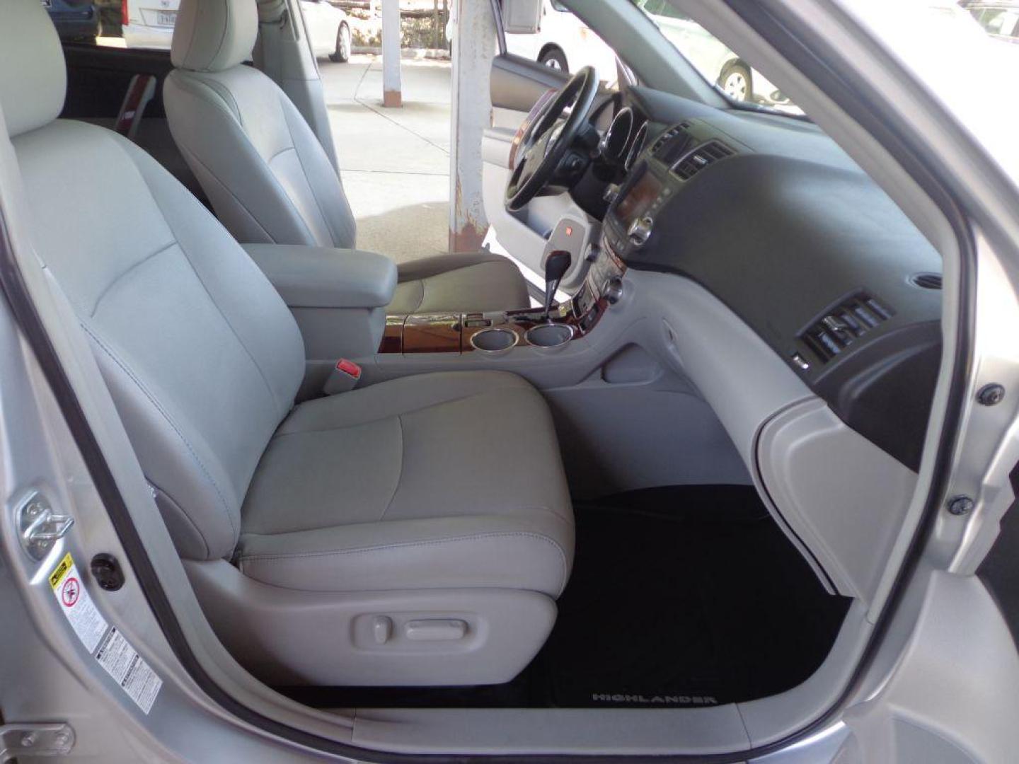 2012 SILVER TOYOTA HIGHLANDER LIMITED (5TDDK3EH2CS) with an 3.5L engine, Automatic transmission, located at 6610 L St., Omaha, NE, 68117, (402) 731-7800, 41.212872, -96.014702 - THIS VEHICLE HAS A CLEAN TITLE WITH A FREE CARFAX PROVIDED! 2-OWNER, CLEAN CARFAX, LOW MILEAGE, 3RD ROW SEATING, HEATED SEATS, SUNROOF, NAV, BACKUP CAM AND NEWER TIRES! *****We have found that most customers do the majority of their shopping online before visiting a dealership. For this reas - Photo#11