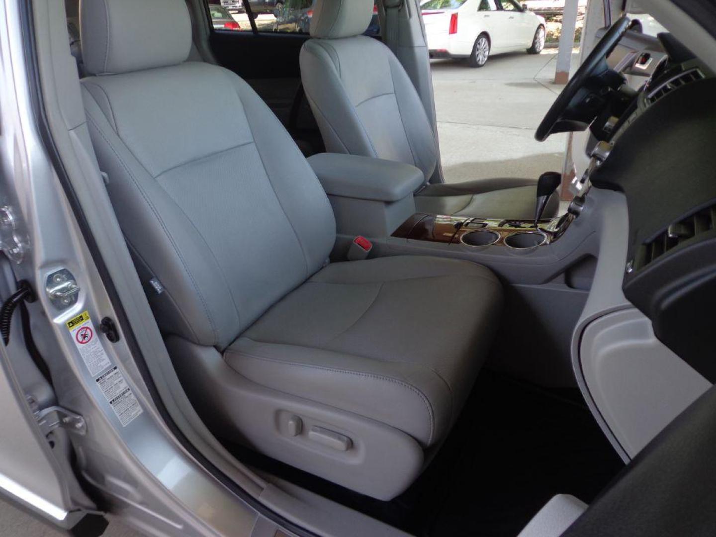 2012 SILVER TOYOTA HIGHLANDER LIMITED (5TDDK3EH2CS) with an 3.5L engine, Automatic transmission, located at 6610 L St., Omaha, NE, 68117, (402) 731-7800, 41.212872, -96.014702 - THIS VEHICLE HAS A CLEAN TITLE WITH A FREE CARFAX PROVIDED! 2-OWNER, CLEAN CARFAX, LOW MILEAGE, 3RD ROW SEATING, HEATED SEATS, SUNROOF, NAV, BACKUP CAM AND NEWER TIRES! *****We have found that most customers do the majority of their shopping online before visiting a dealership. For this reas - Photo#12