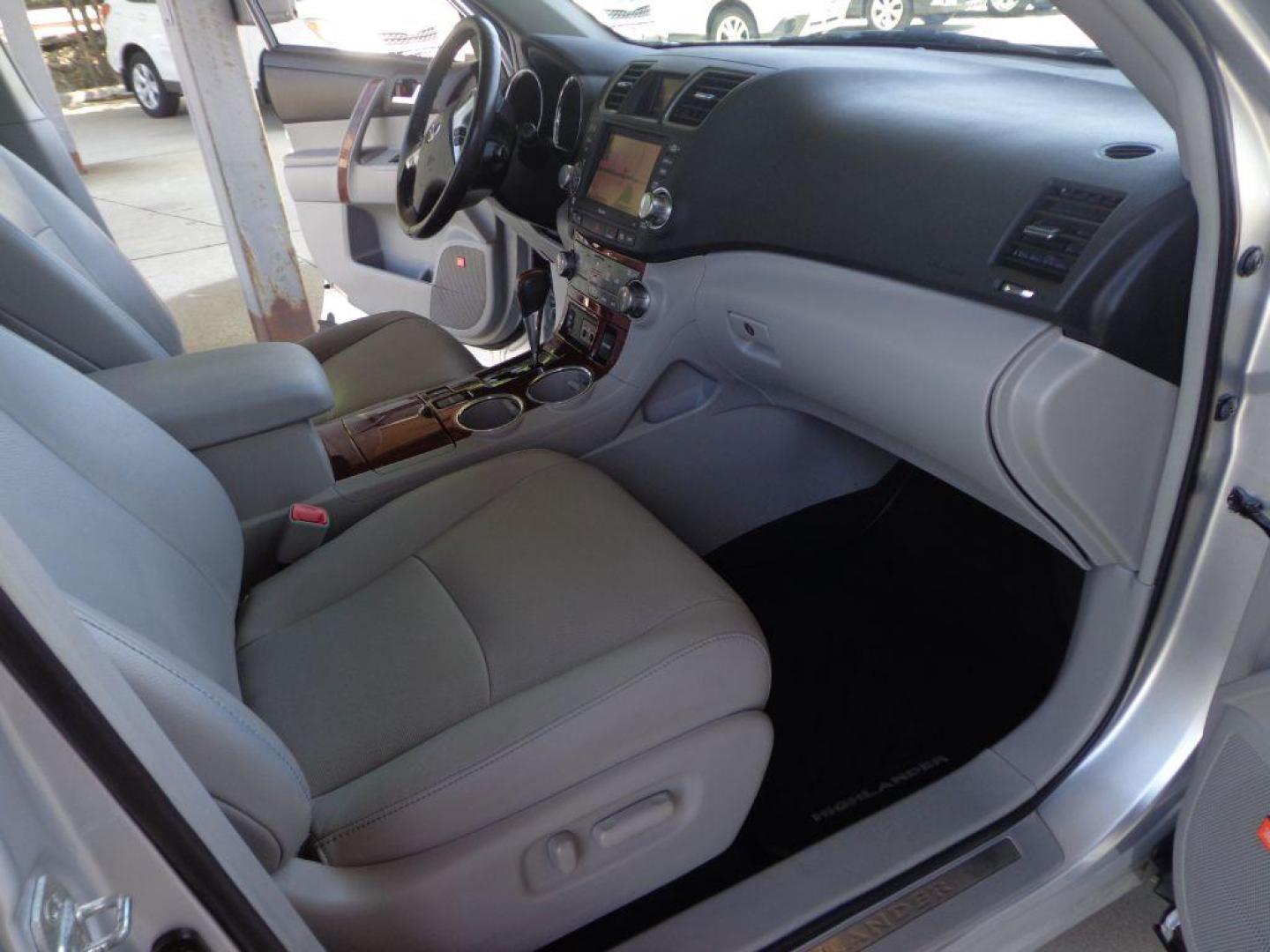2012 SILVER TOYOTA HIGHLANDER LIMITED (5TDDK3EH2CS) with an 3.5L engine, Automatic transmission, located at 6610 L St., Omaha, NE, 68117, (402) 731-7800, 41.212872, -96.014702 - THIS VEHICLE HAS A CLEAN TITLE WITH A FREE CARFAX PROVIDED! 2-OWNER, CLEAN CARFAX, LOW MILEAGE, 3RD ROW SEATING, HEATED SEATS, SUNROOF, NAV, BACKUP CAM AND NEWER TIRES! *****We have found that most customers do the majority of their shopping online before visiting a dealership. For this reas - Photo#13