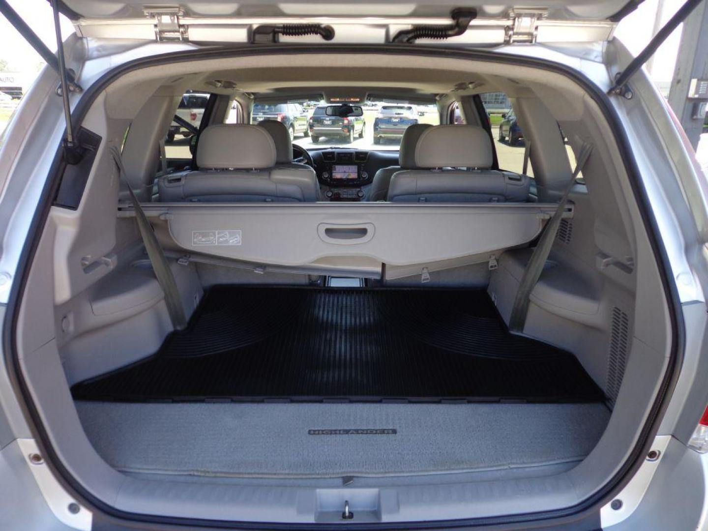 2012 SILVER TOYOTA HIGHLANDER LIMITED (5TDDK3EH2CS) with an 3.5L engine, Automatic transmission, located at 6610 L St., Omaha, NE, 68117, (402) 731-7800, 41.212872, -96.014702 - THIS VEHICLE HAS A CLEAN TITLE WITH A FREE CARFAX PROVIDED! 2-OWNER, CLEAN CARFAX, LOW MILEAGE, 3RD ROW SEATING, HEATED SEATS, SUNROOF, NAV, BACKUP CAM AND NEWER TIRES! *****We have found that most customers do the majority of their shopping online before visiting a dealership. For this reas - Photo#15