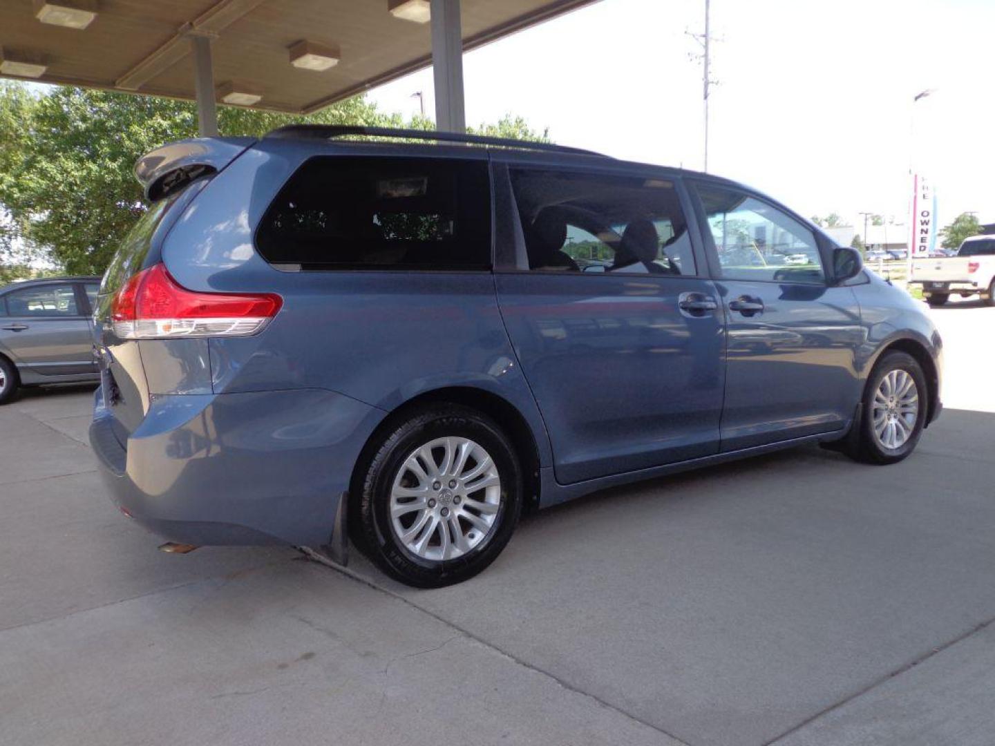 2014 BLUE TOYOTA SIENNA LIMITED (5TDYK3DC7ES) with an 3.5L engine, Automatic transmission, located at 6610 L St., Omaha, NE, 68117, (402) 731-7800, 41.212872, -96.014702 - THIS VEHICLE HAS A CLEAN TITLE WITH A FREE CARFAX PROVIDED! 1-OWNER, CLEAN CARFAX, LOW MILEAGE WITH NEWER TIRES! *****We have found that most customers do the majority of their shopping online before visiting a dealership. For this reason we feel it necessary to have a competitive price on our - Photo#3