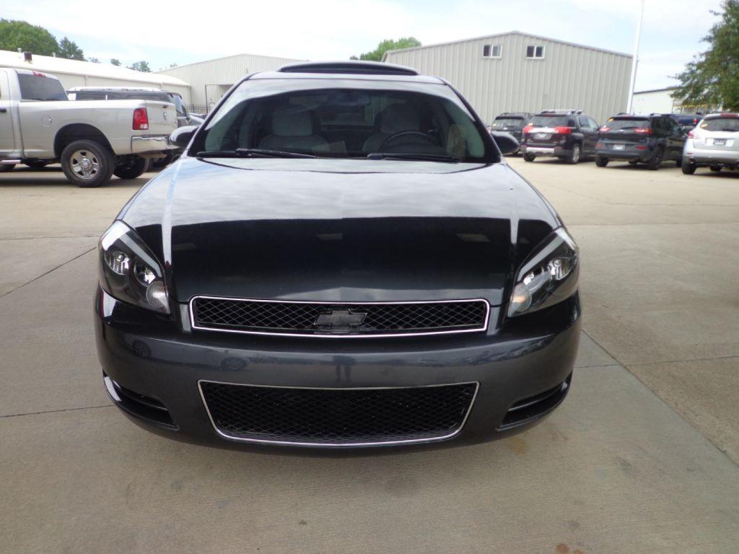 2014 GRAY CHEVROLET IMPALA LIMITED LT (2G1WB5E39E1) with an 3.6L engine, Automatic transmission, located at 6610 L St., Omaha, NE, 68117, (402) 731-7800, 41.212872, -96.014702 - LOW MILEAGE IMPALA WITH A CLEAN CARFAX, LOW MILEAGE, SUNROOF AND NEWER TIRES! *****We have found that most customers do the majority of their shopping online before visiting a dealership. For this reason we feel it necessary to have a competitive price on our used vehicles right up front. We - Photo#1